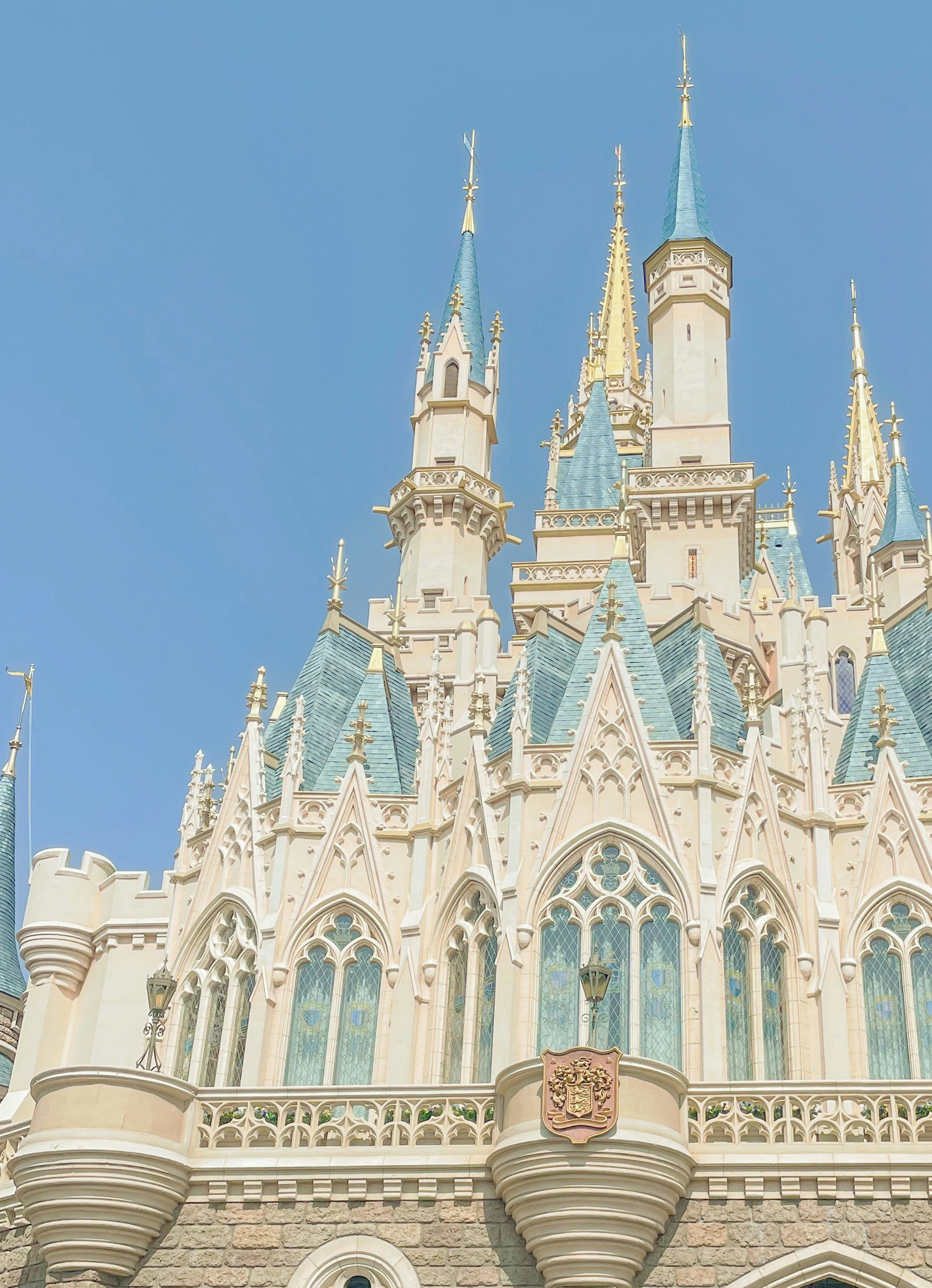 Un bellissimo castello con torri e guglie decorative sotto un cielo blu chiaro