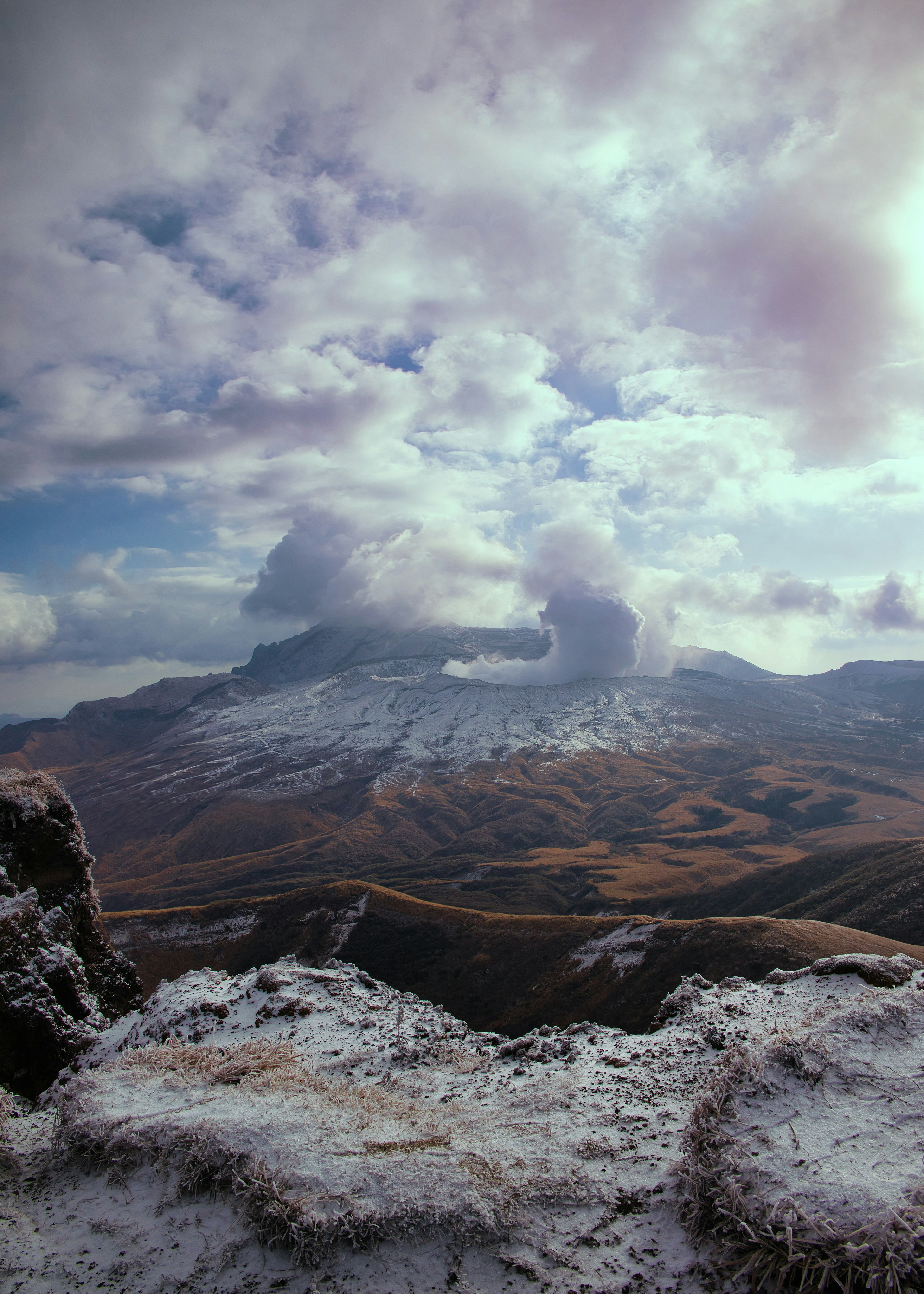 Paisaje montañoso cubierto de nieve con cielo nublado