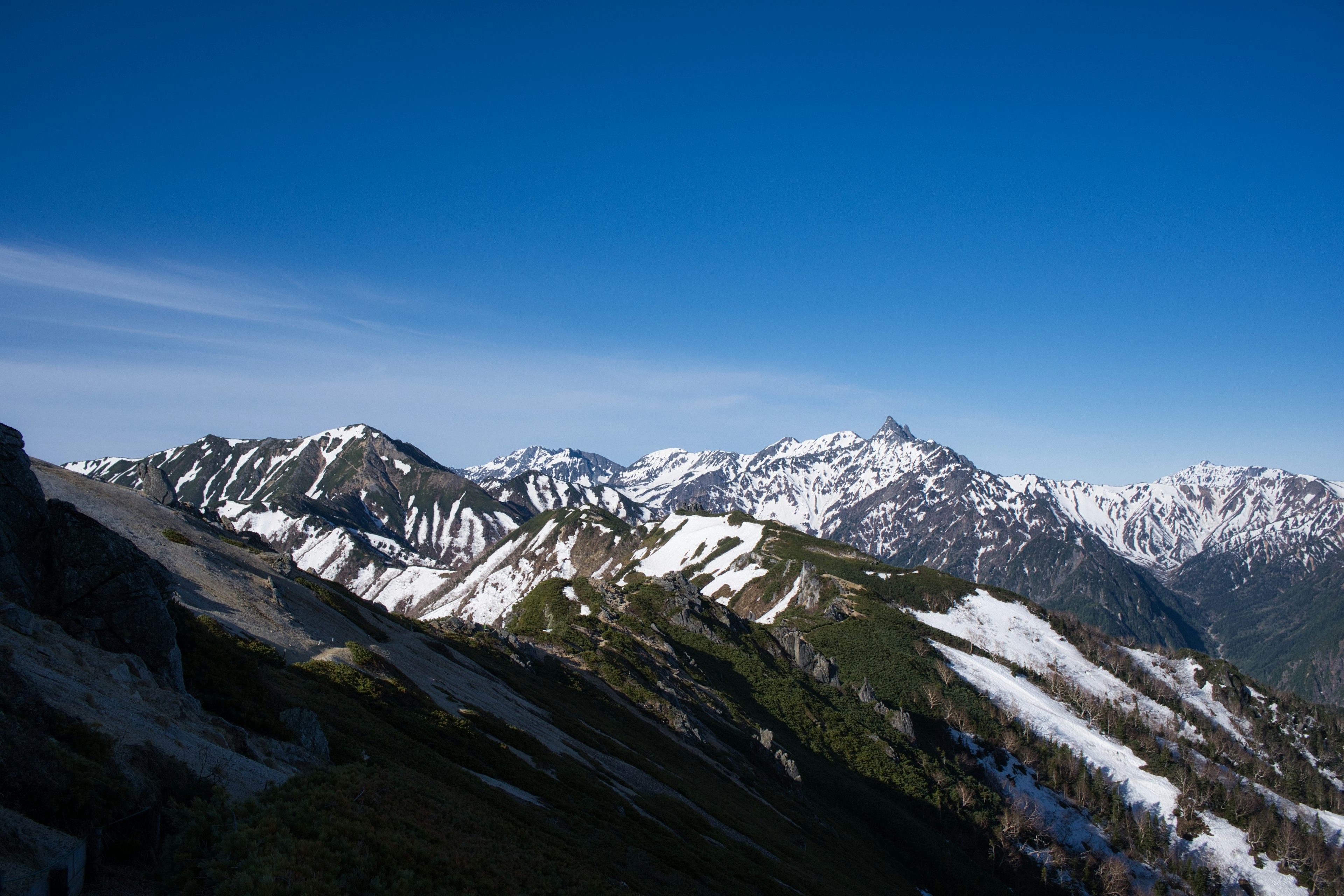 Montagne innevate sotto un cielo azzurro