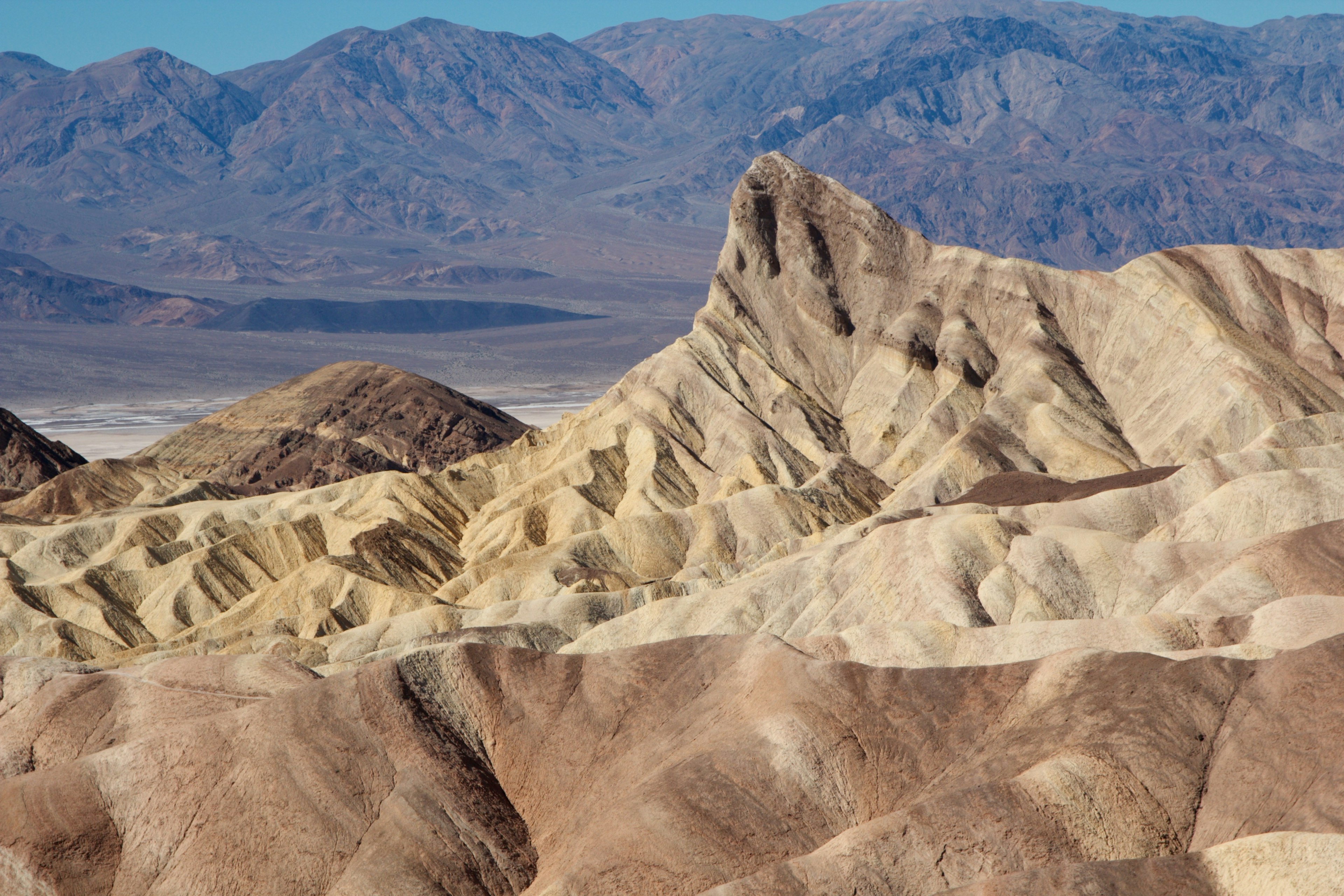 Einzigartiges Terrain und Farben der Berge im Death Valley