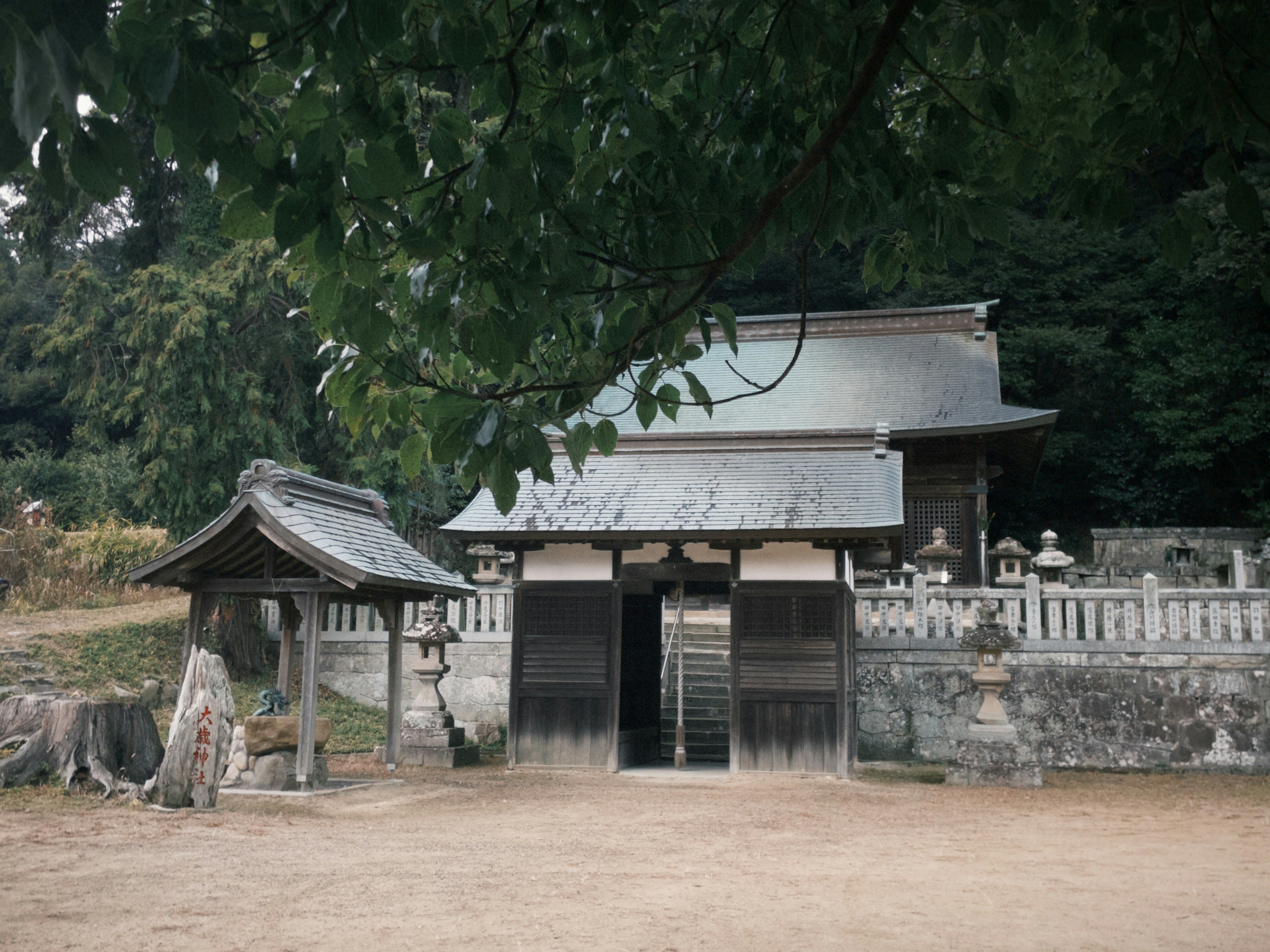 오래된 신사 문과 건물의 경치