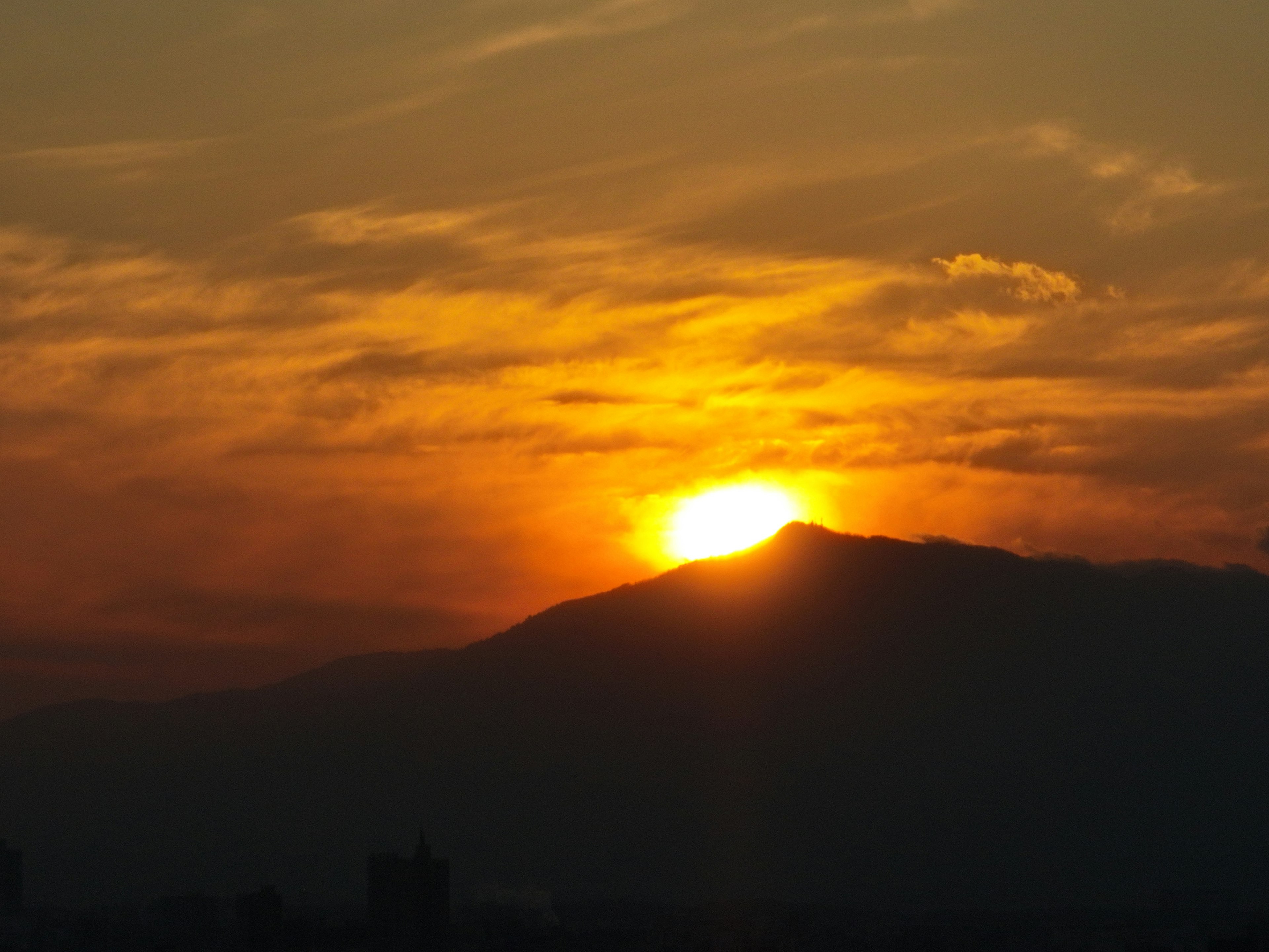 Schöner Sonnenuntergang über den Bergen