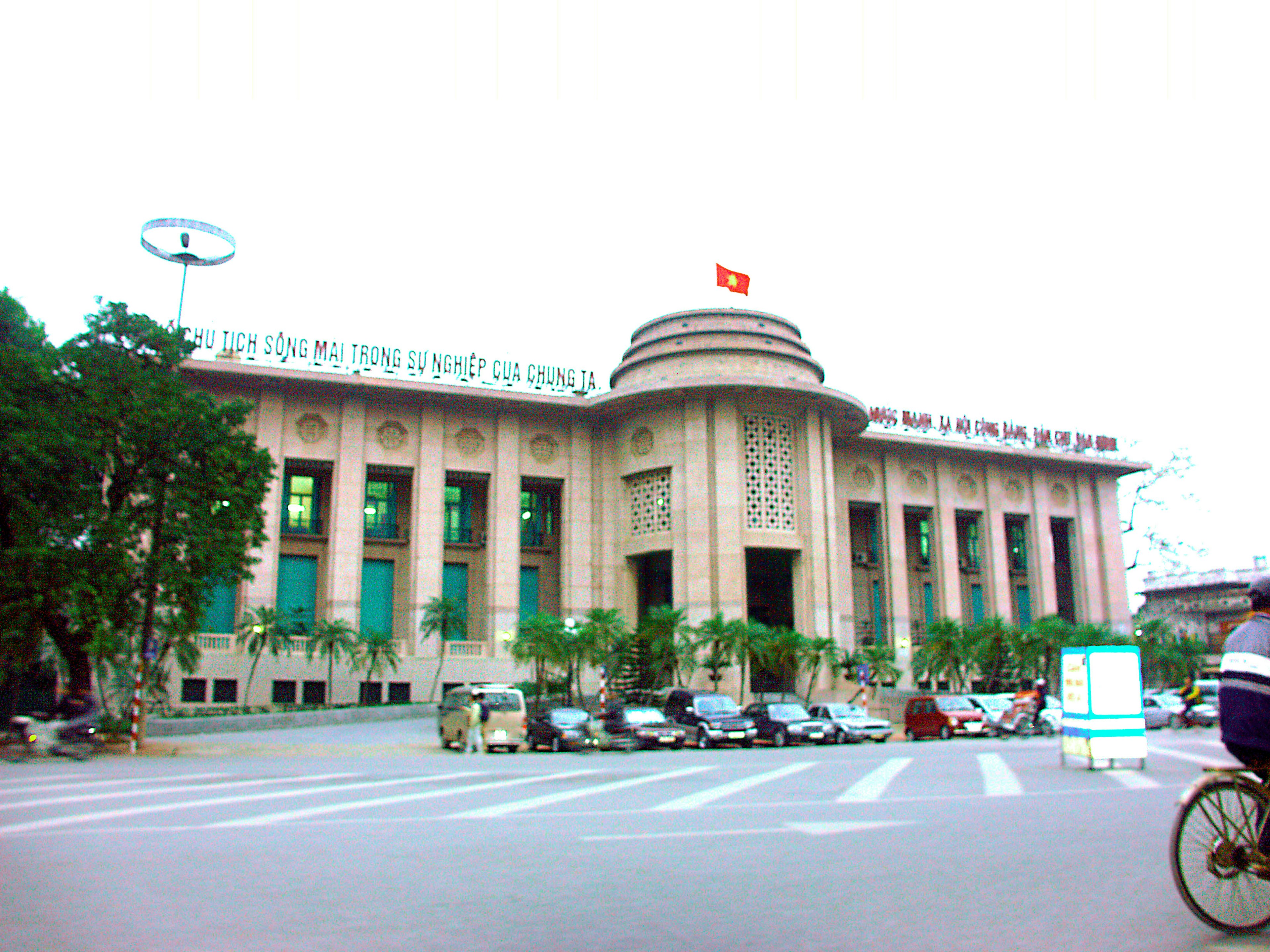 Fassade der Staatsbank von Vietnam mit grünen Fenstern und Nationalflagge