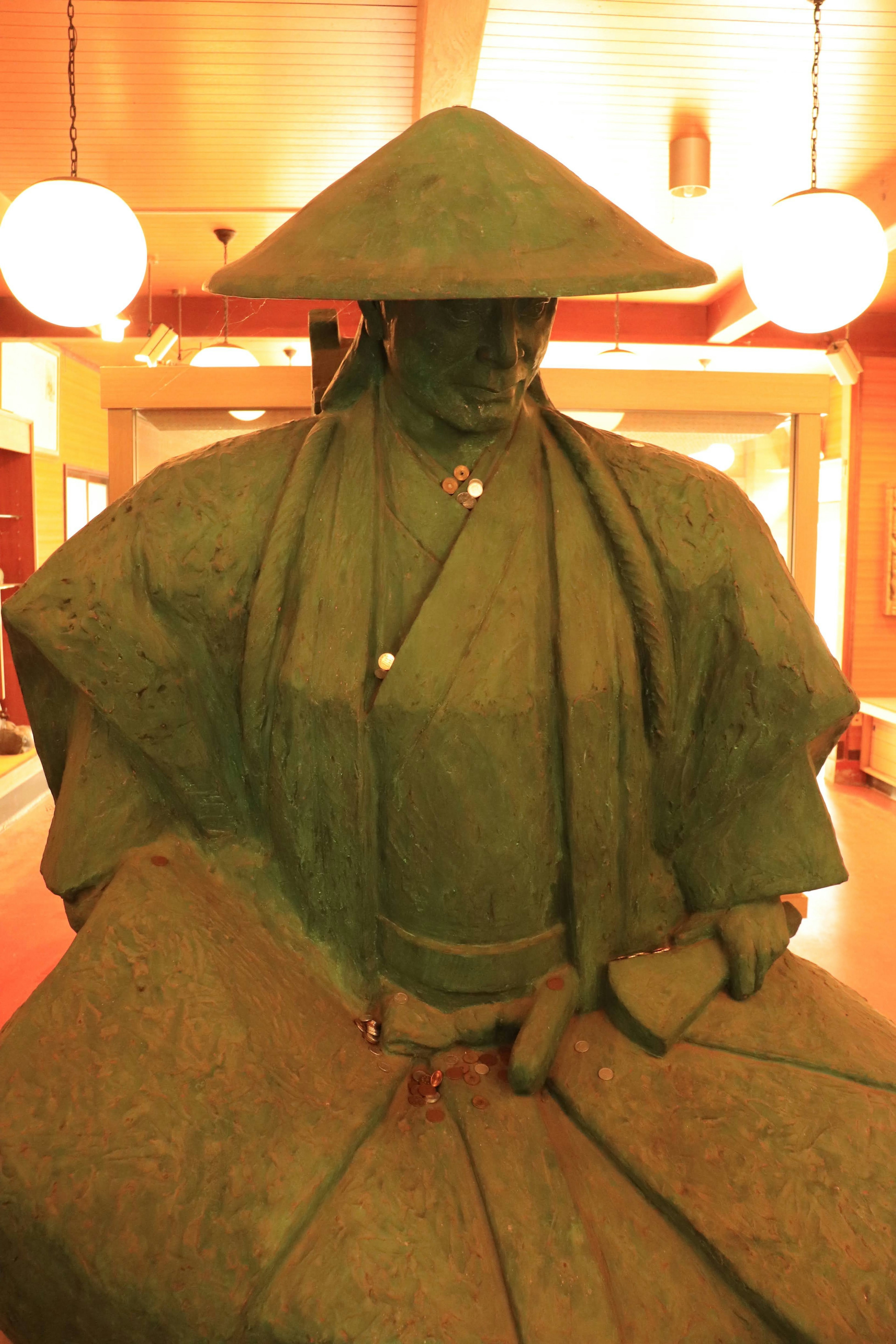 Innenszene mit einer grünen Samurai-Statue