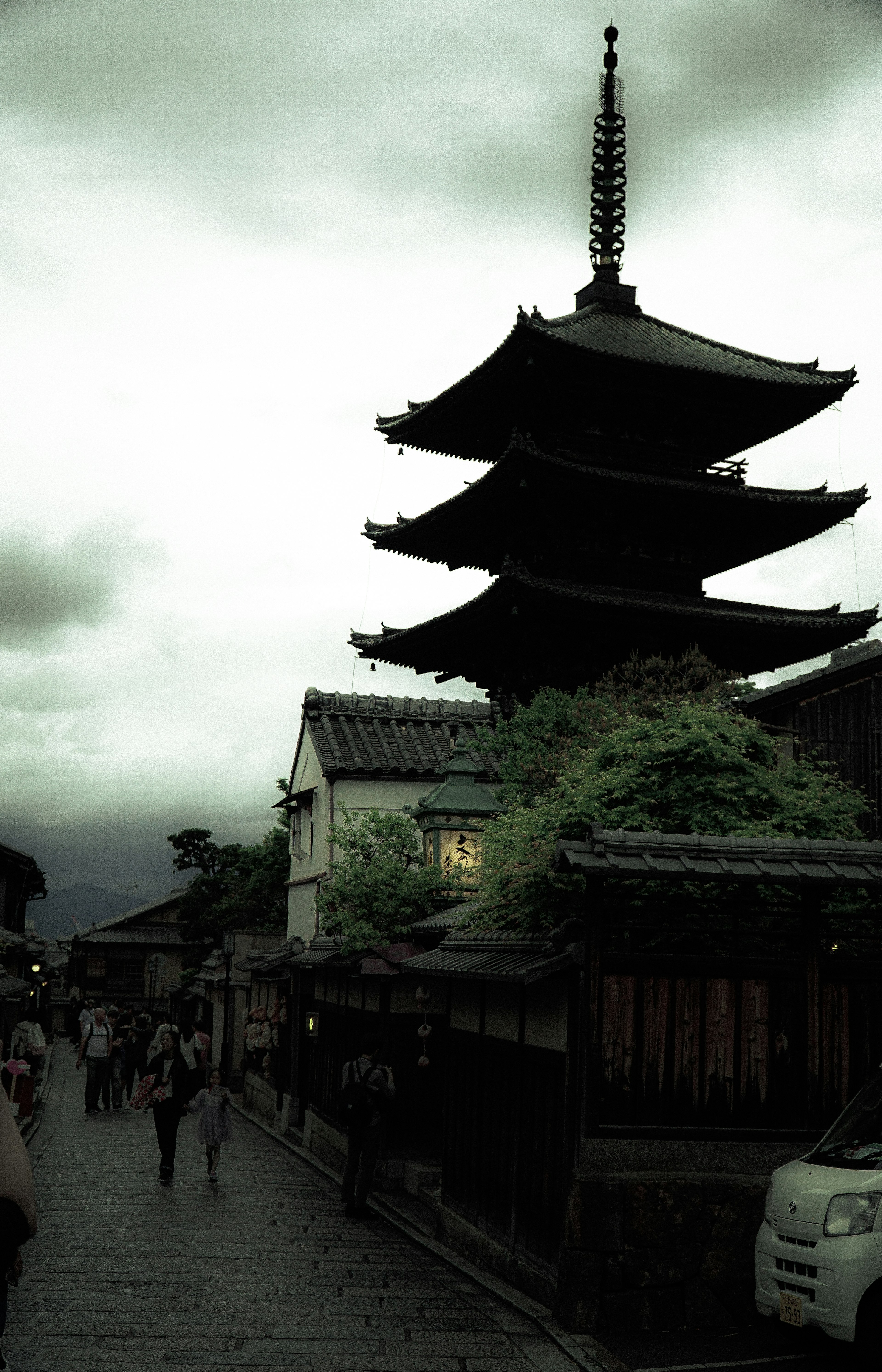 Pagoda bajo un cielo oscuro con edificios históricos