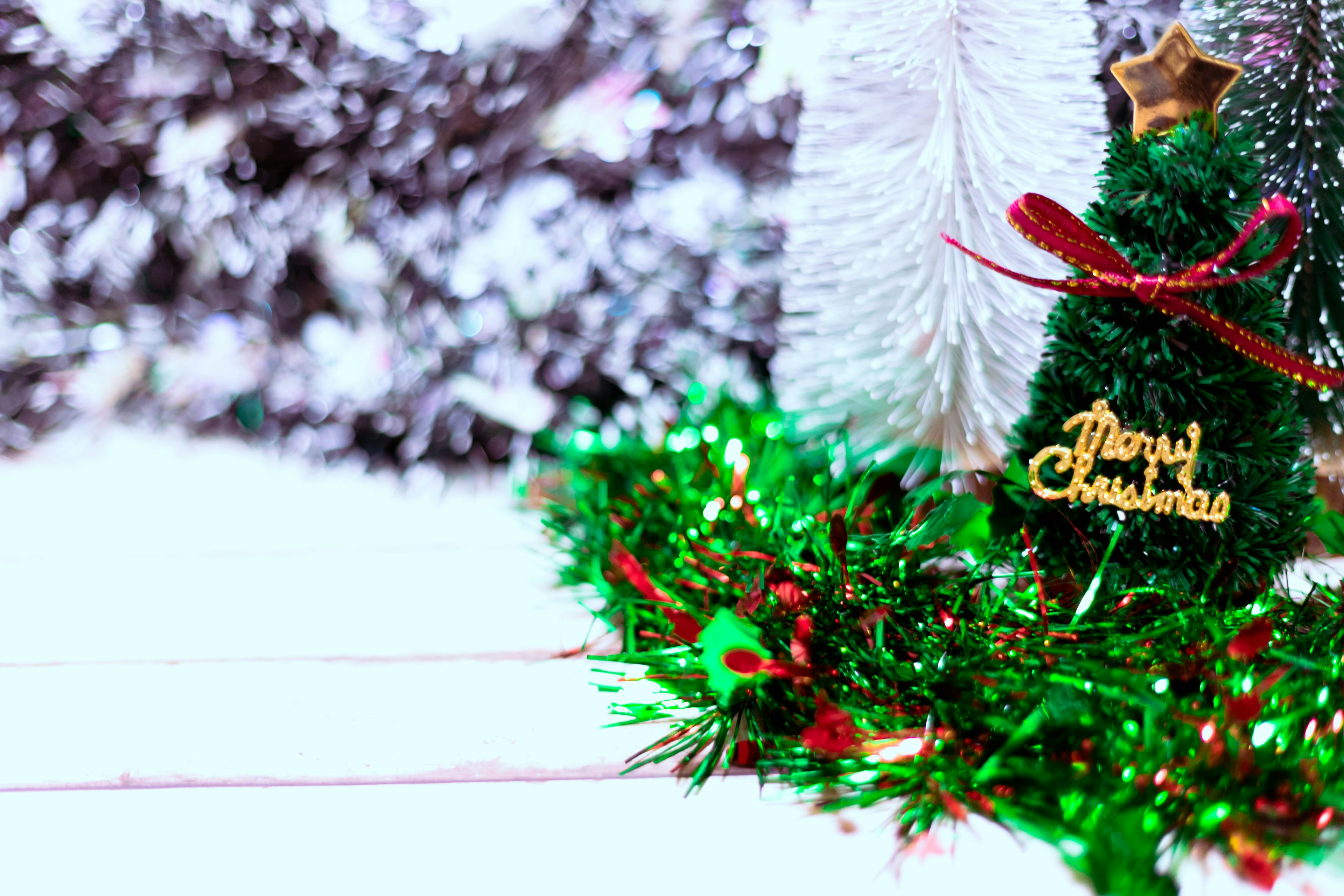 Bunte Weihnachtsdekoration mit einem Weihnachtsbaum und dekorativer Girlande