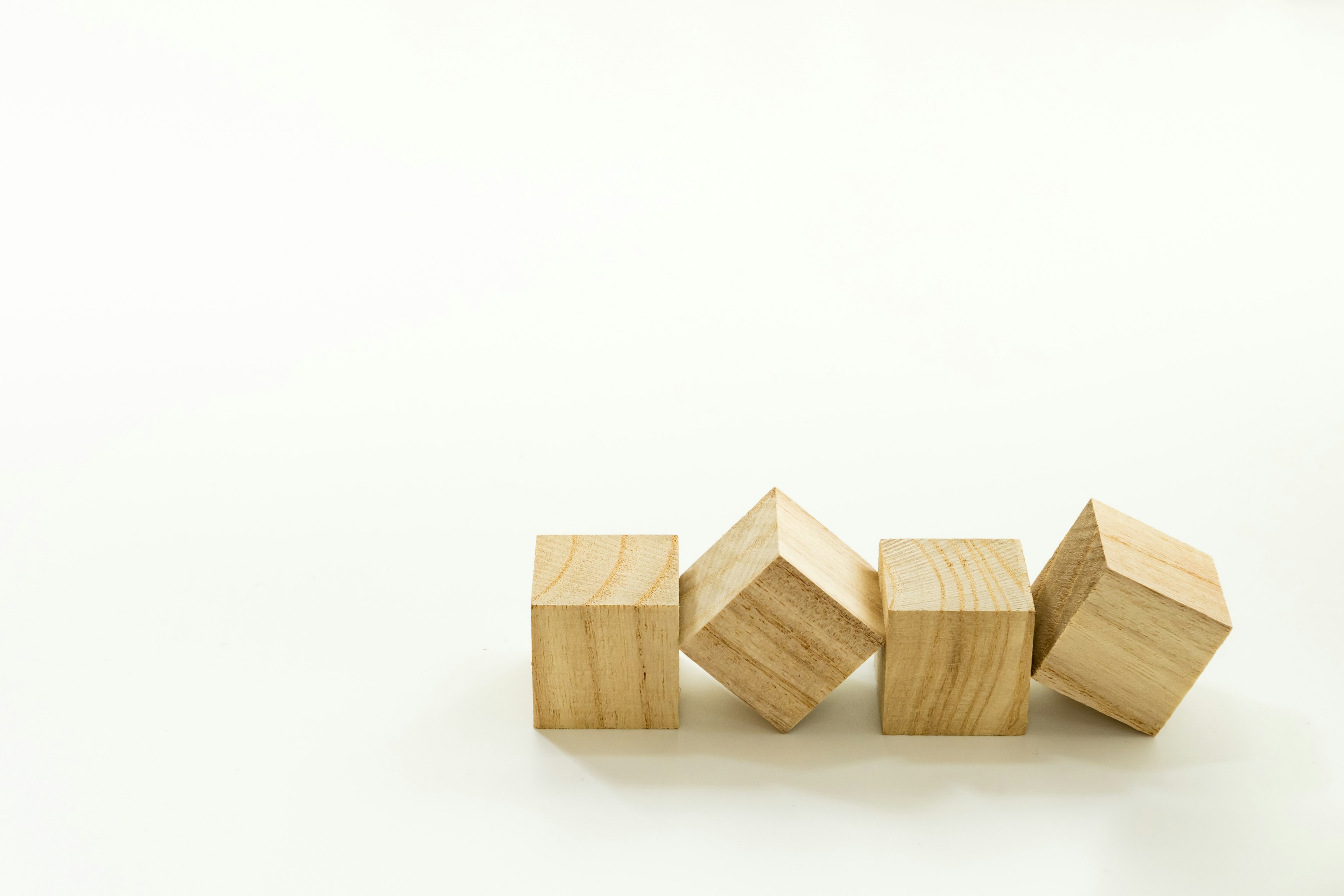 Quatre cubes en bois disposés dans une composition simple