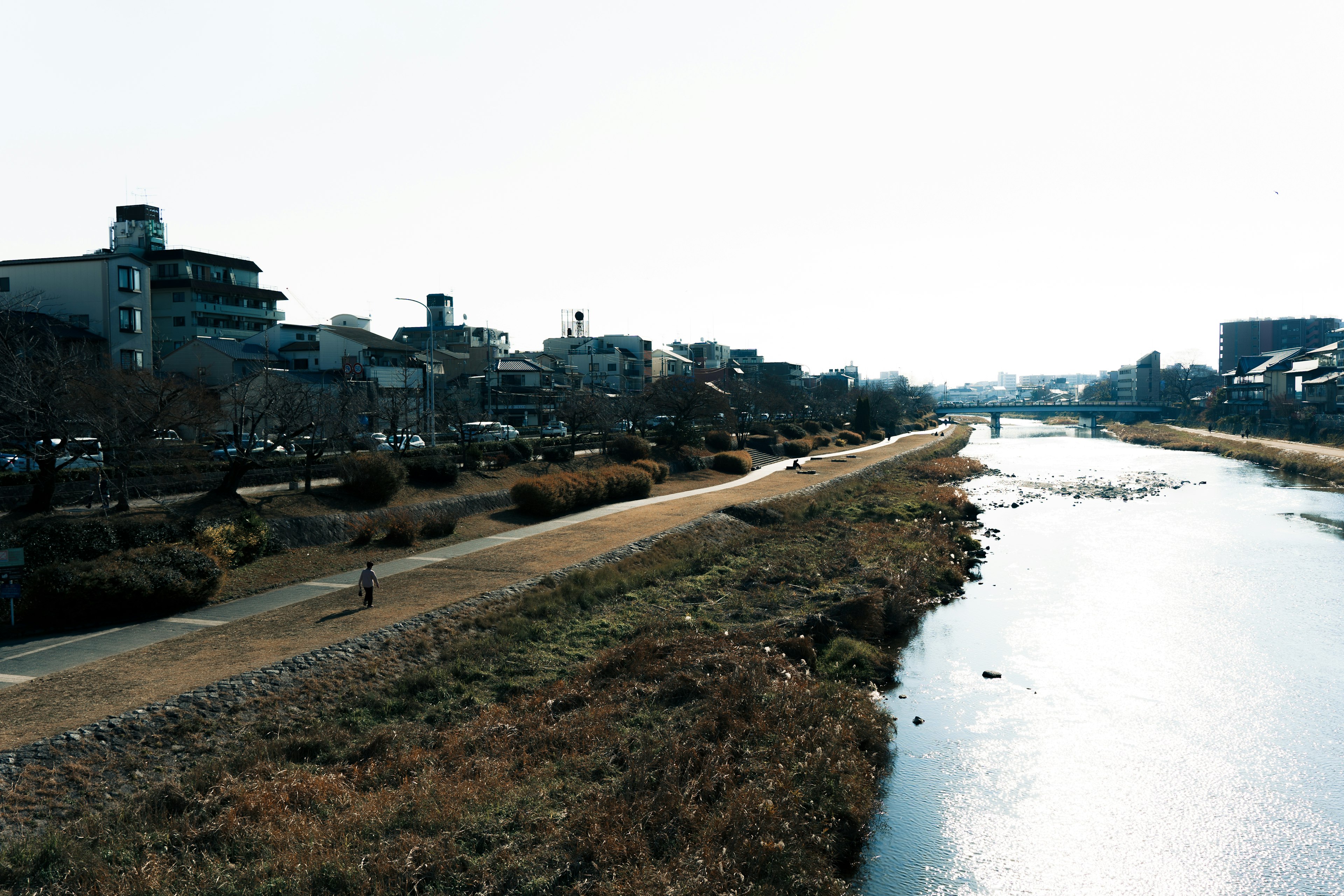 Malerei von einem Fluss und einer Stadtlandschaft