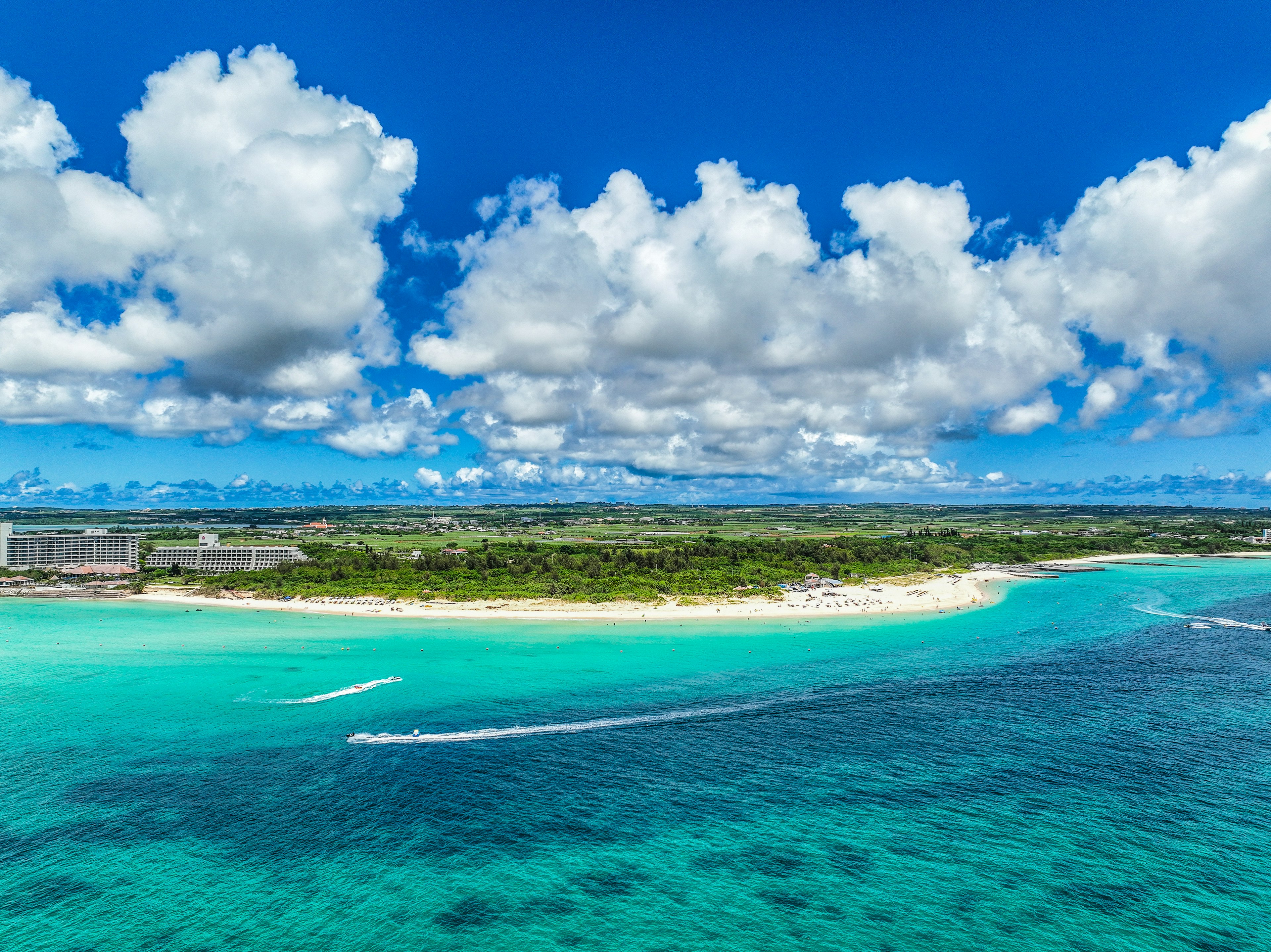 青い海と白い砂浜が広がる美しい海岸の風景