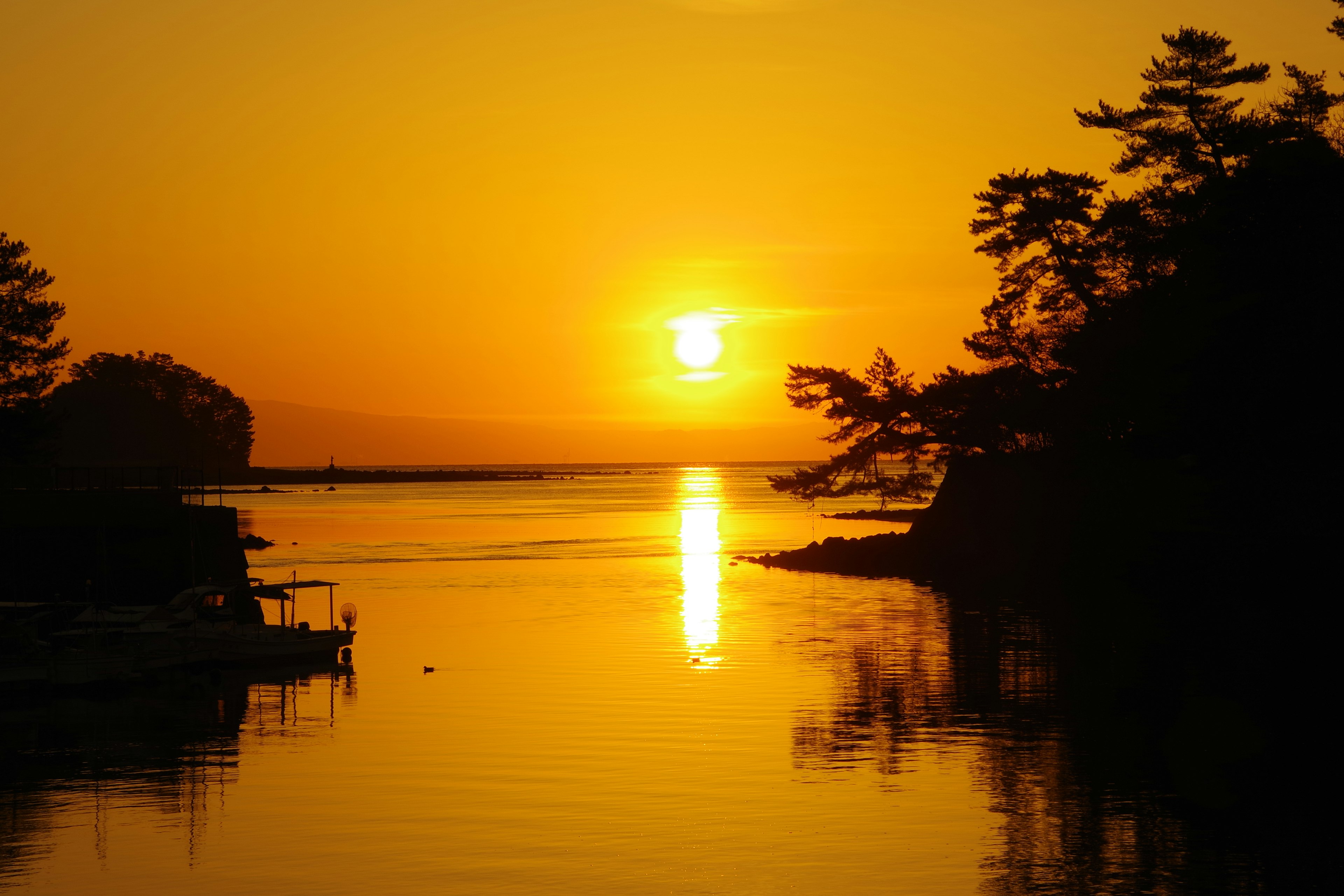 美しい夕日が水面に映る静かな風景