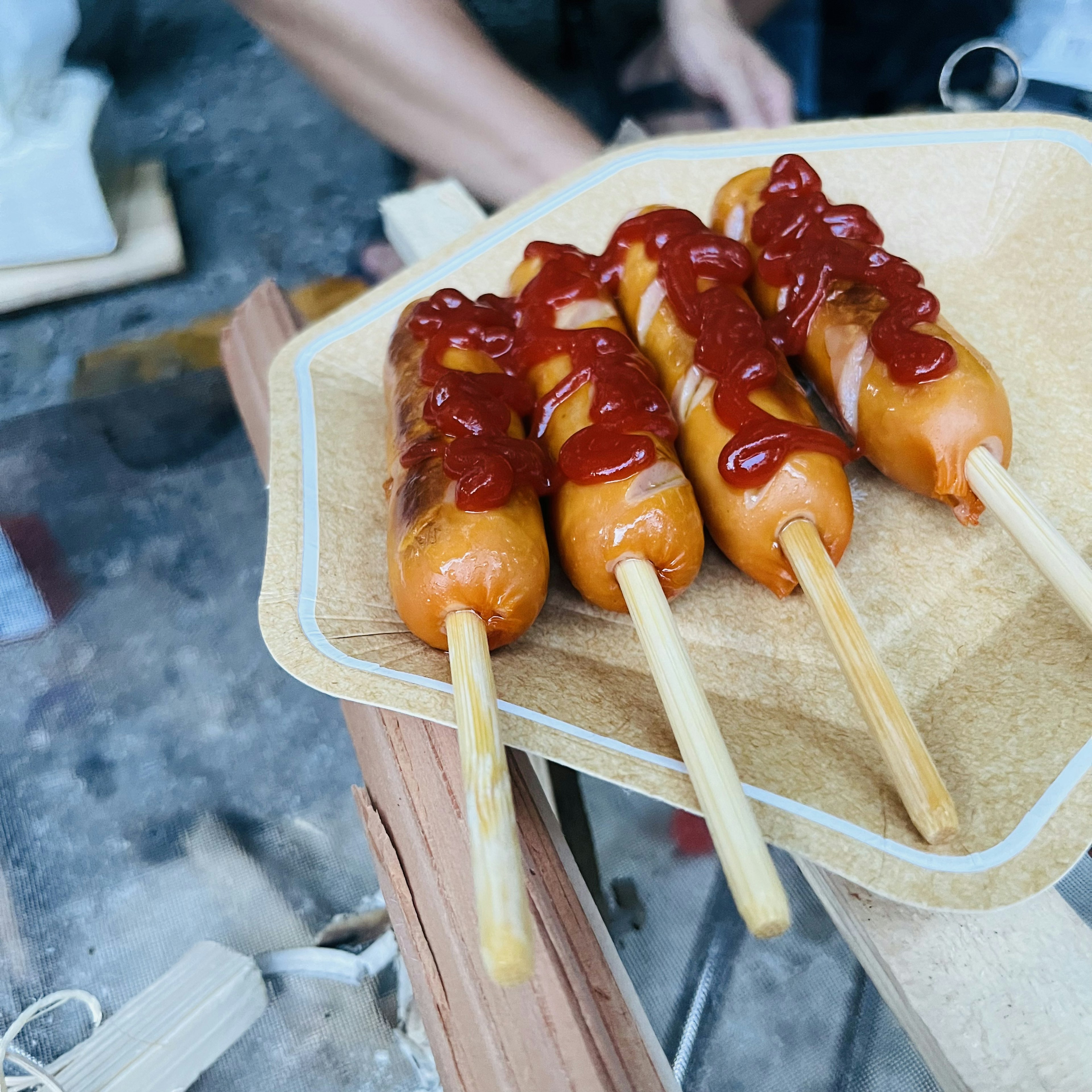 Sate hot dog lezat dengan saus tomat di atas piring