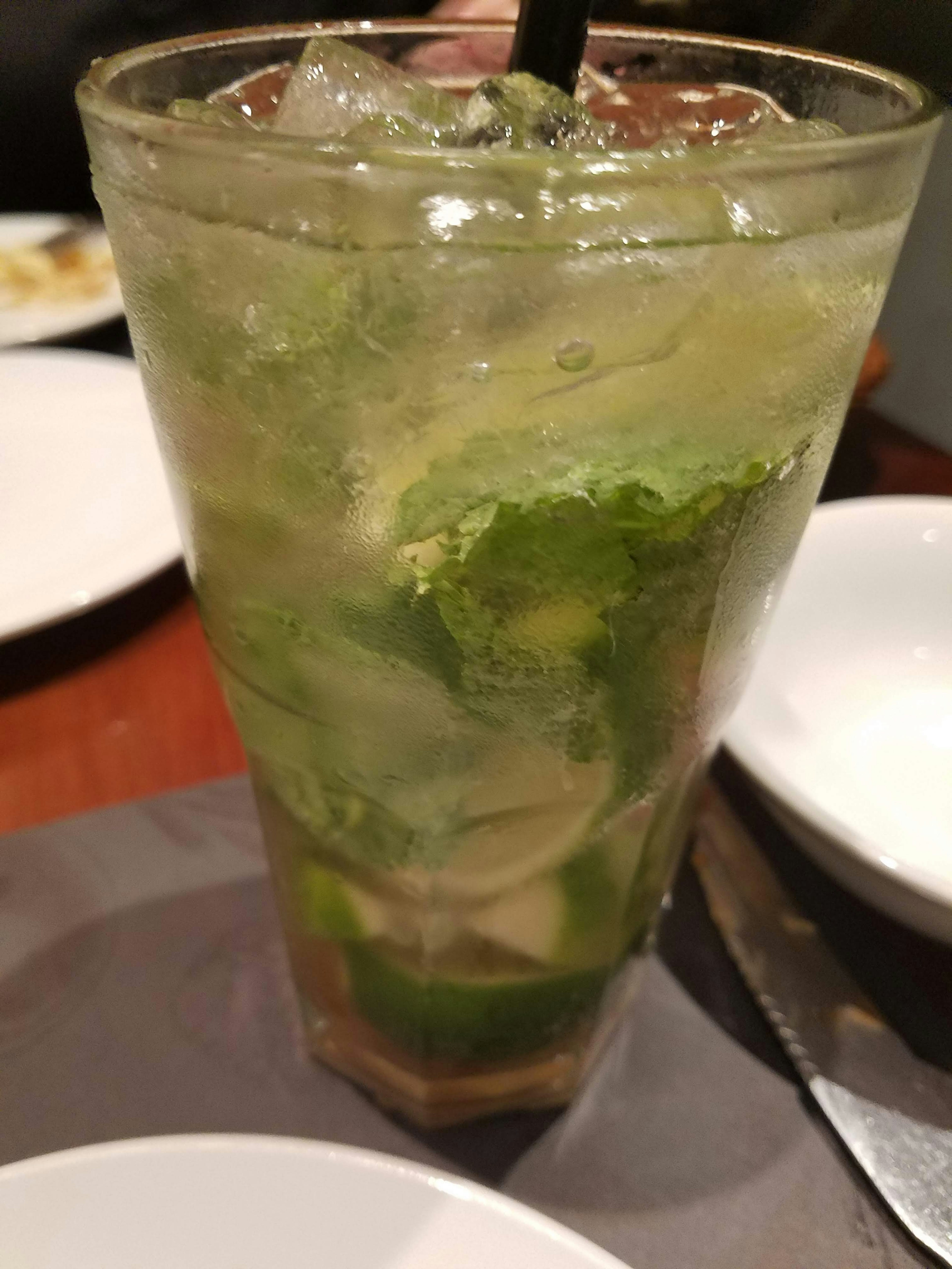 Đồ uống mojito với bạc hà và chanh xanh