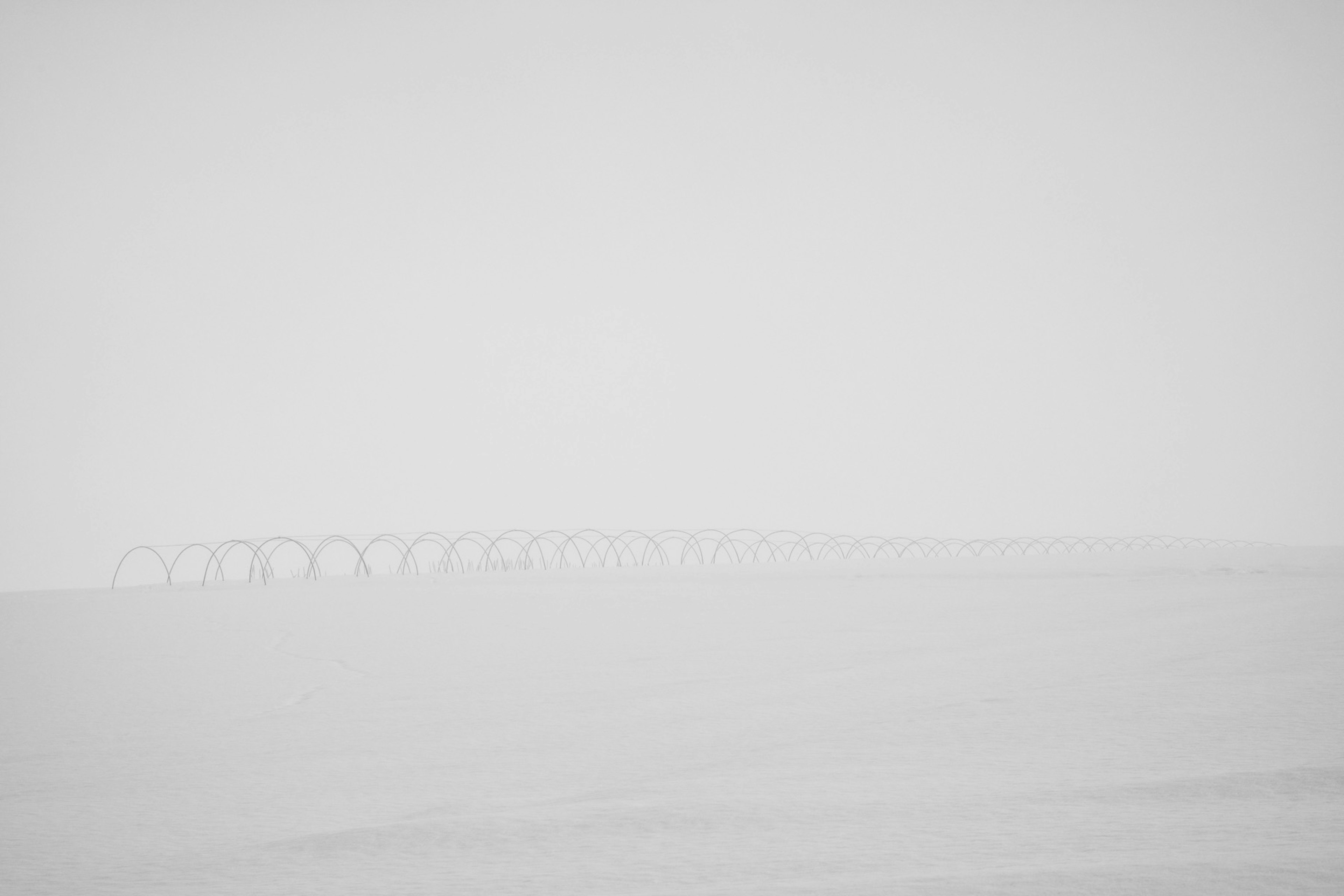 Un paysage avec des contours flous d'objets sur un fond blanc