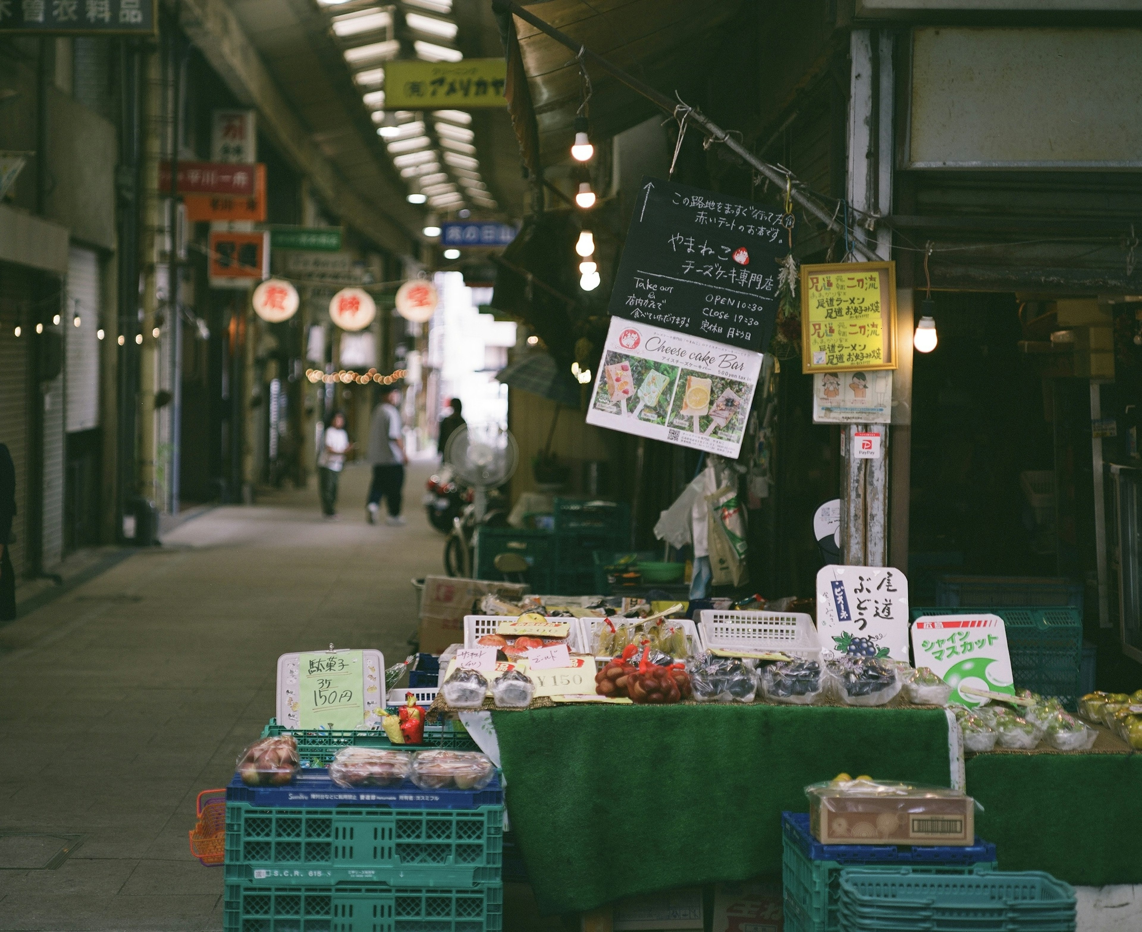 市場の通りに並ぶ新鮮な野菜と果物の屋台