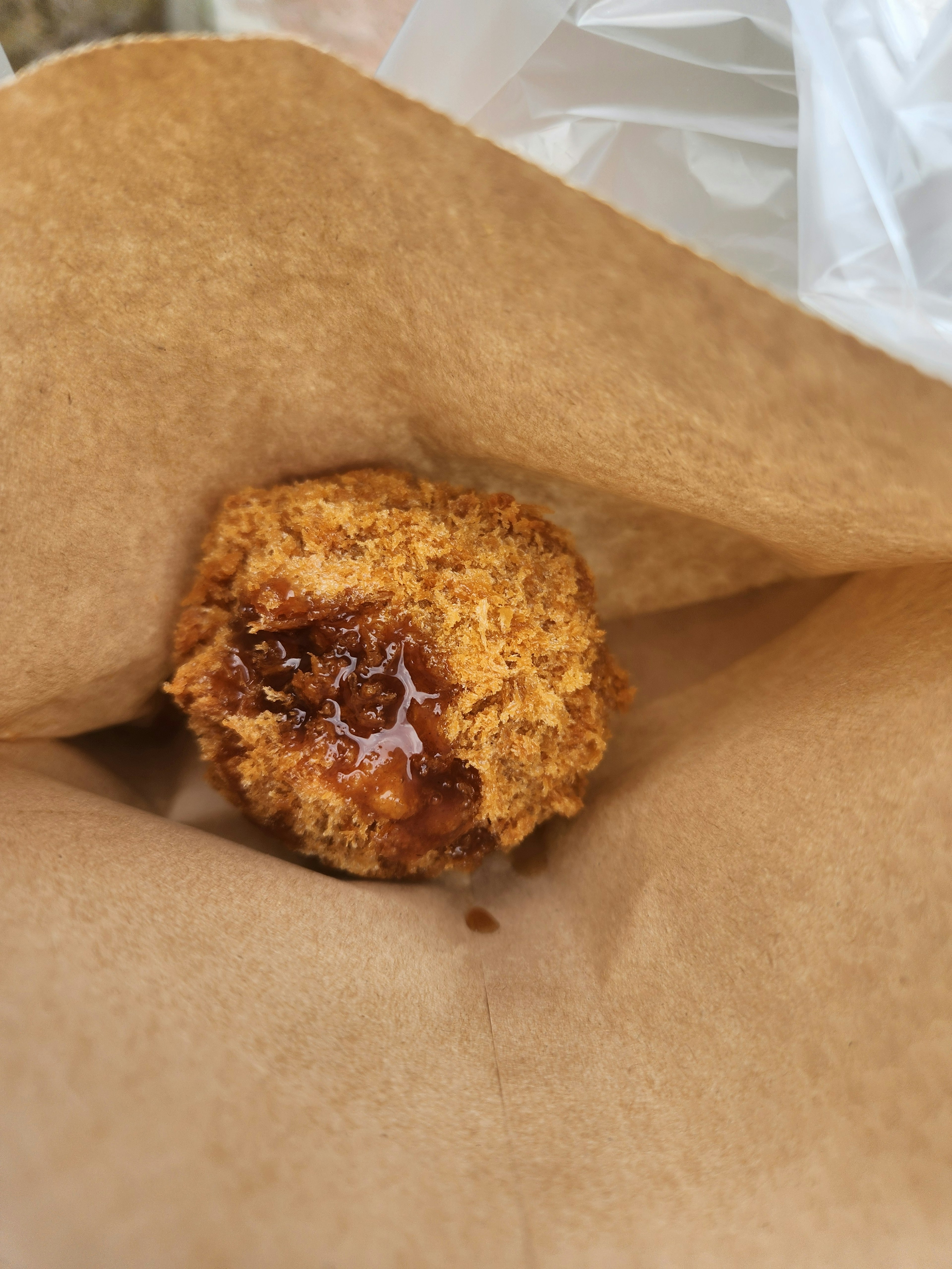 Pastelería frita con relleno dulce visible