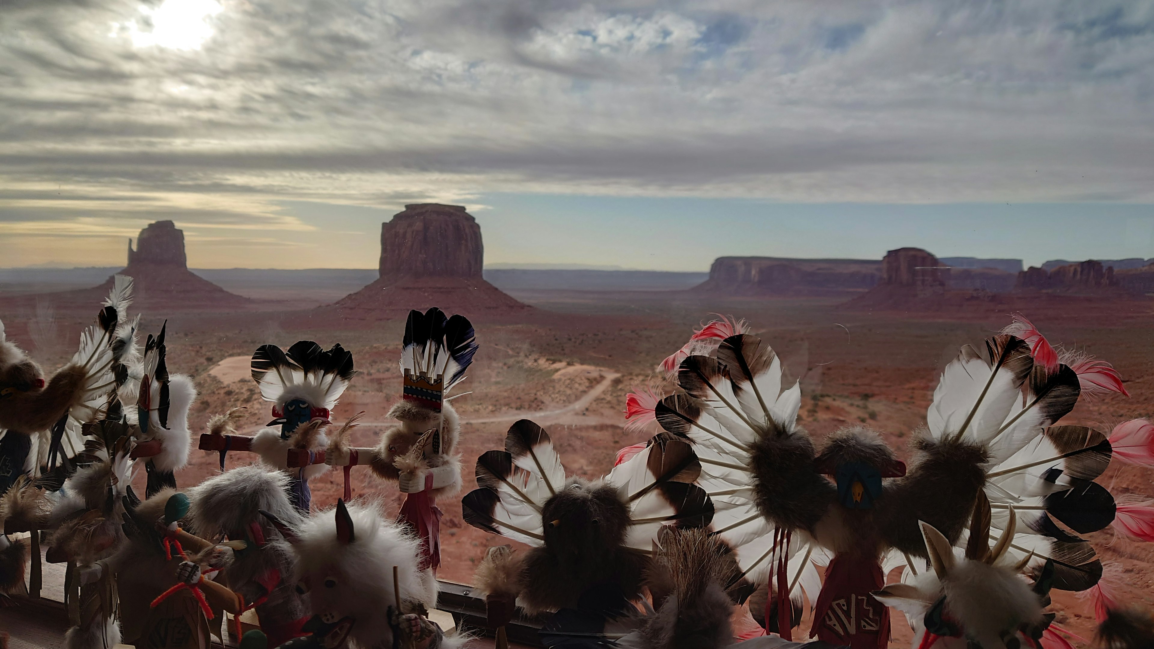 ผู้คนในชุดประเพณีกับทิวทัศน์ของ Monument Valley เป็นพื้นหลัง