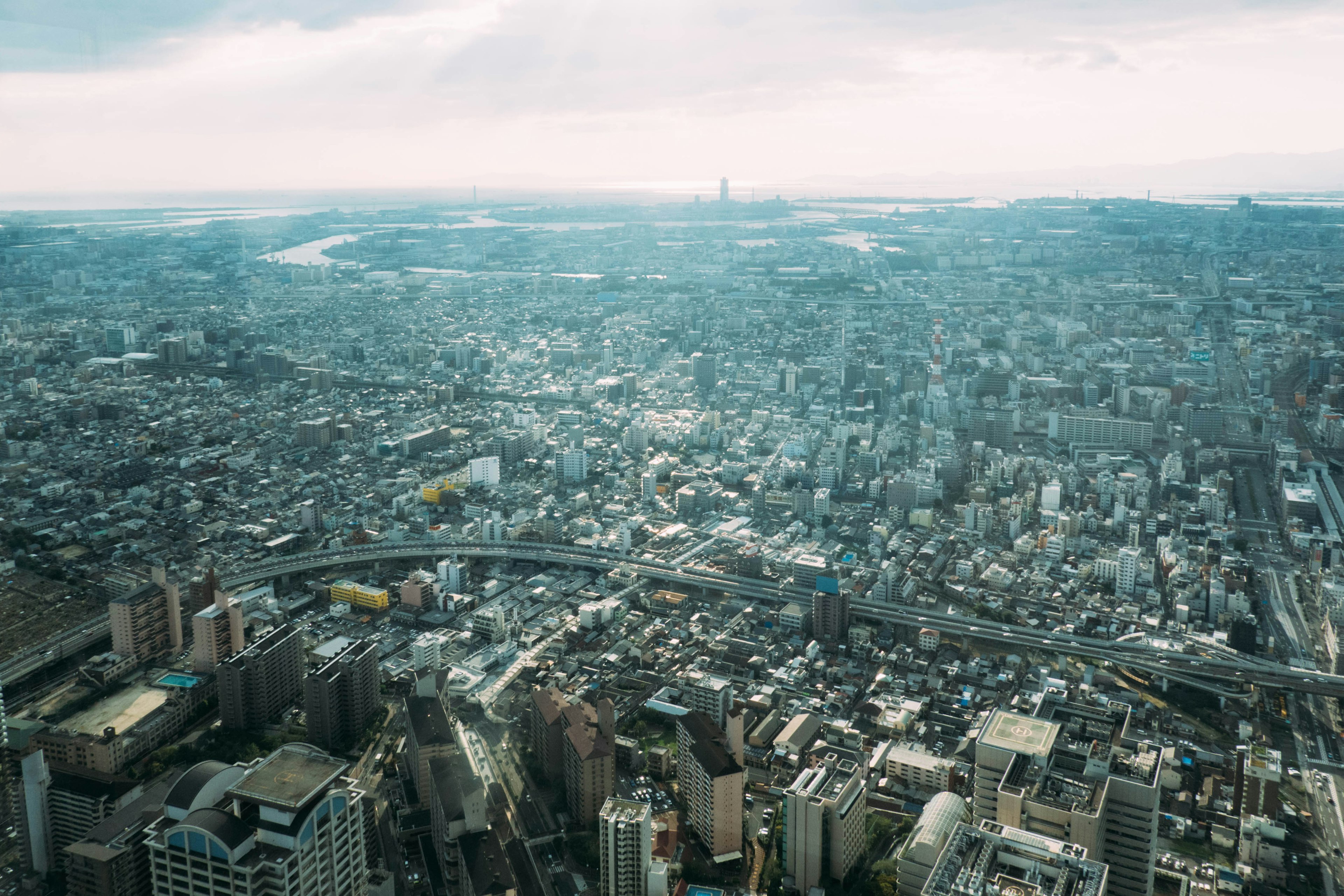 Panoramablick auf eine weitläufige Stadt mit einem sanften Himmel