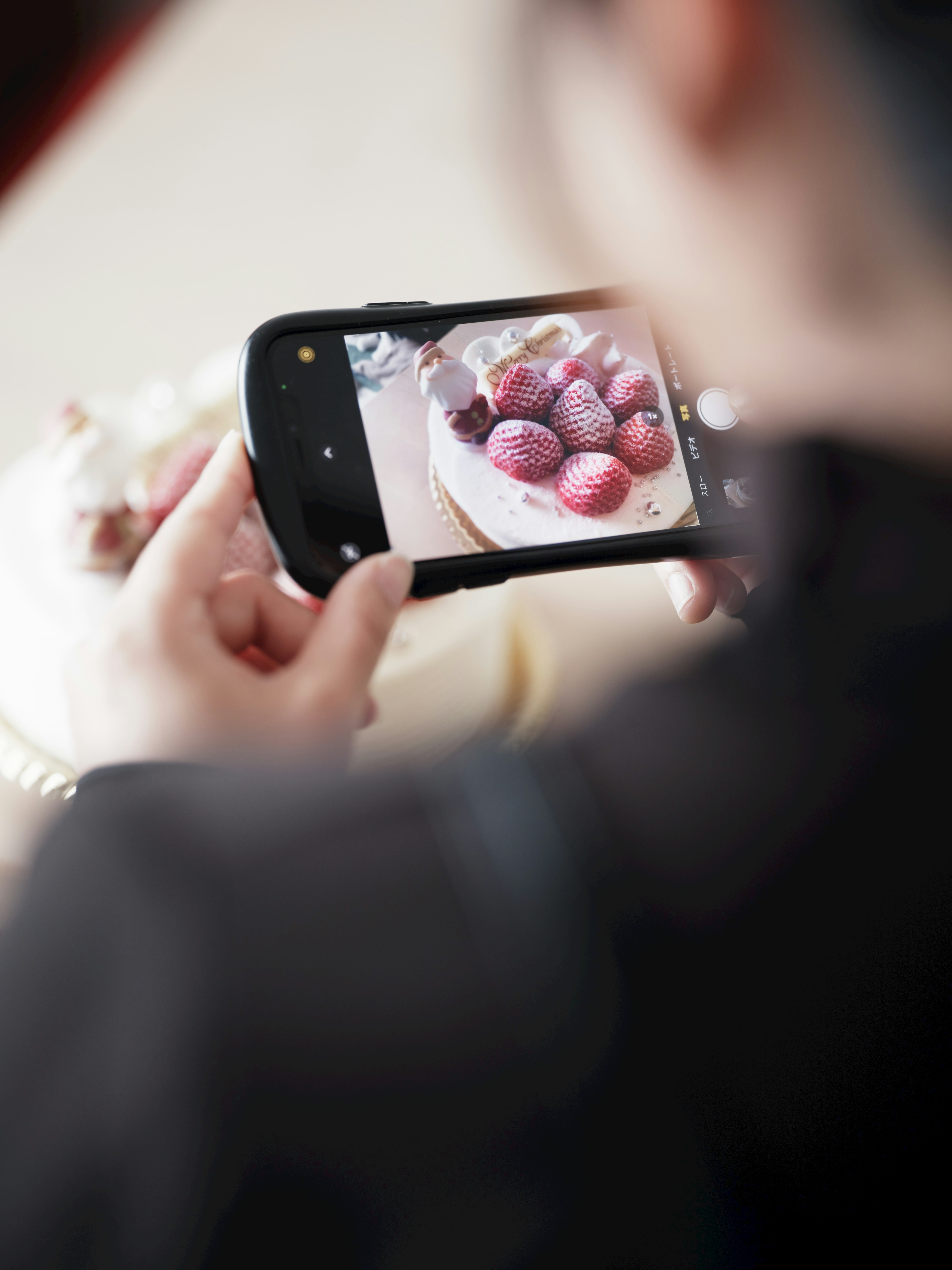 Person, die mit einem Smartphone Obst fotografiert