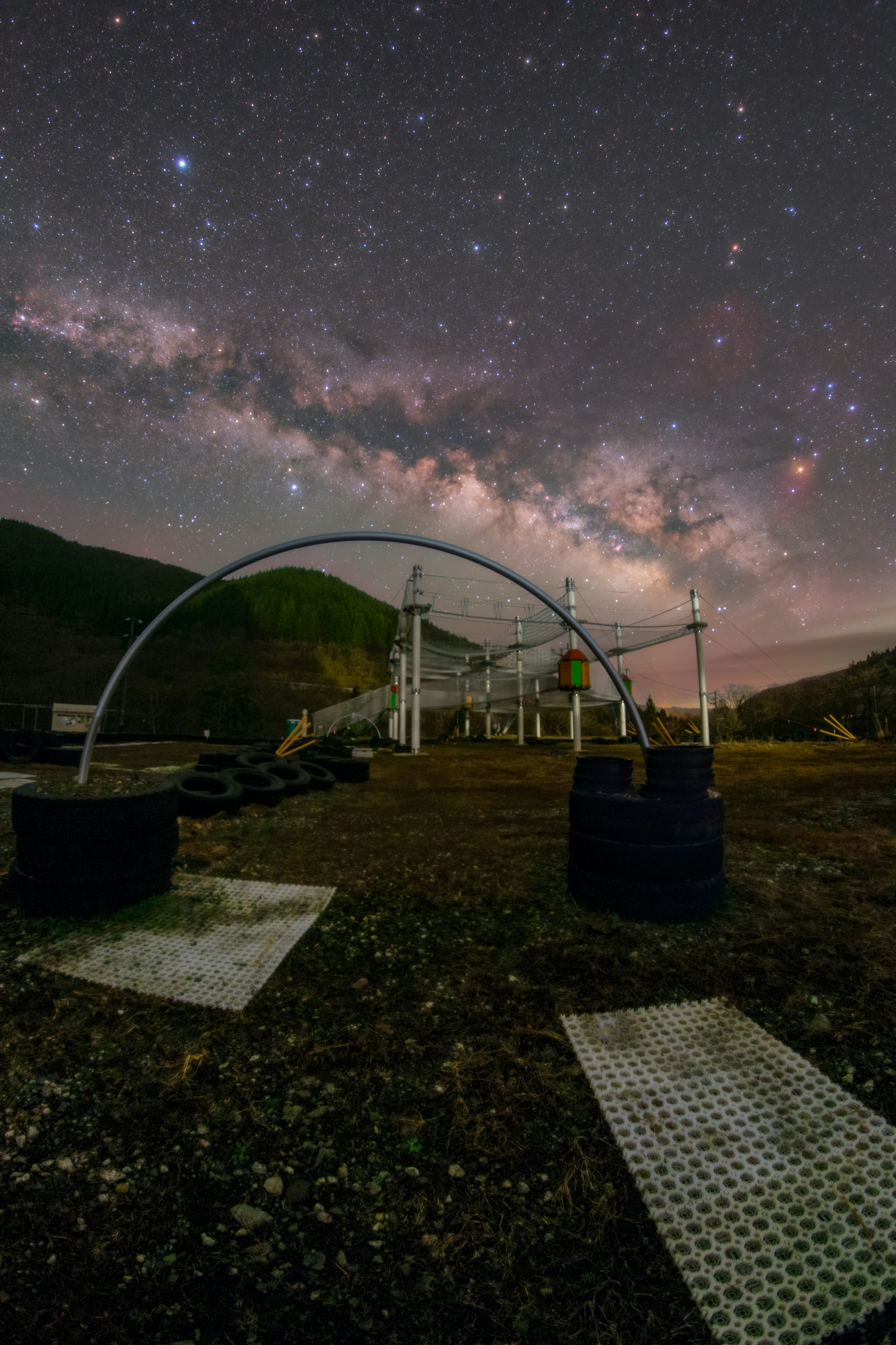 星空の下にある構造物と銀河のアーチ