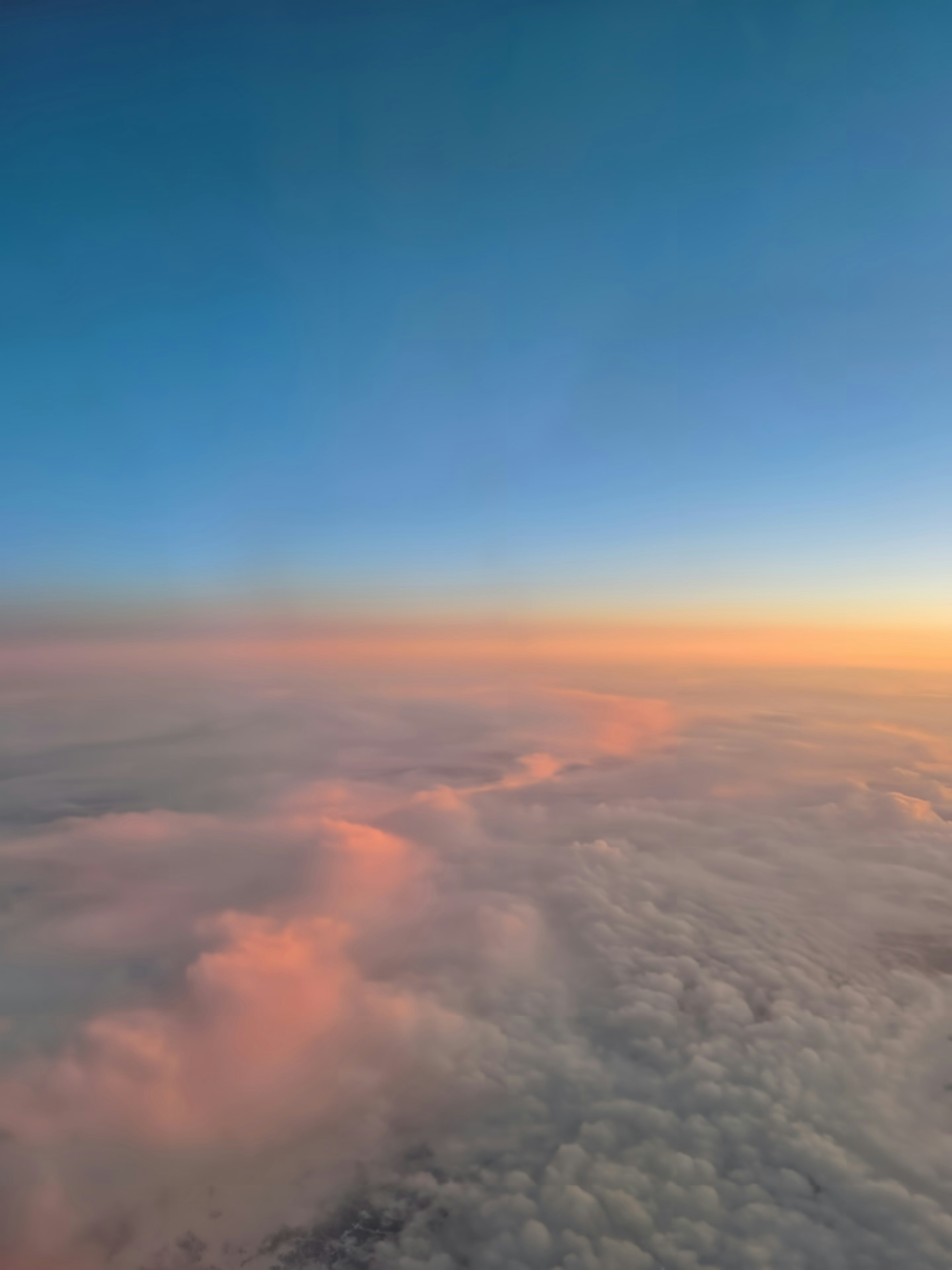 空の青と雲のピンク色のグラデーションが広がる美しい風景