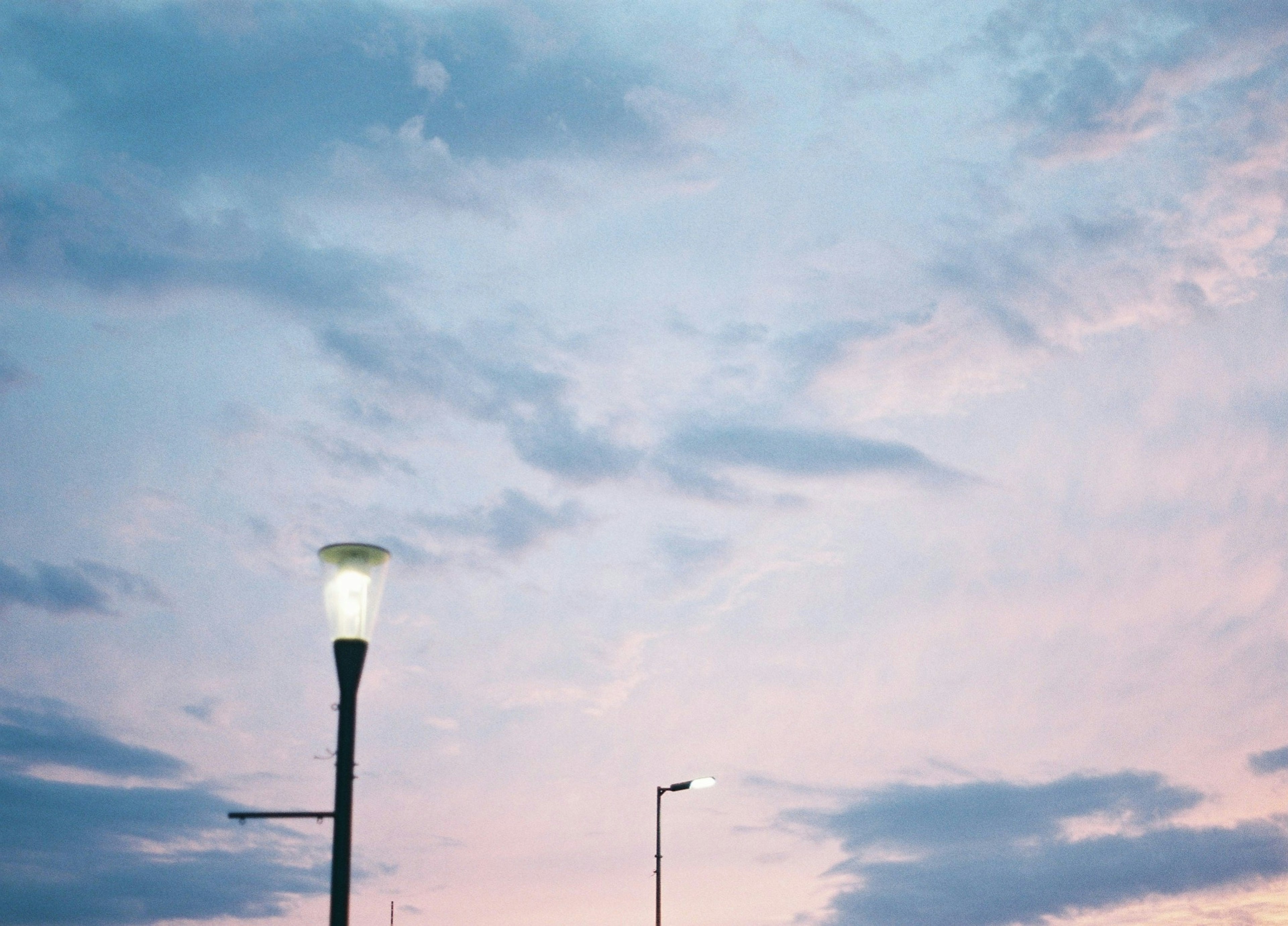 Farola contra un cielo de atardecer en tonos pastel