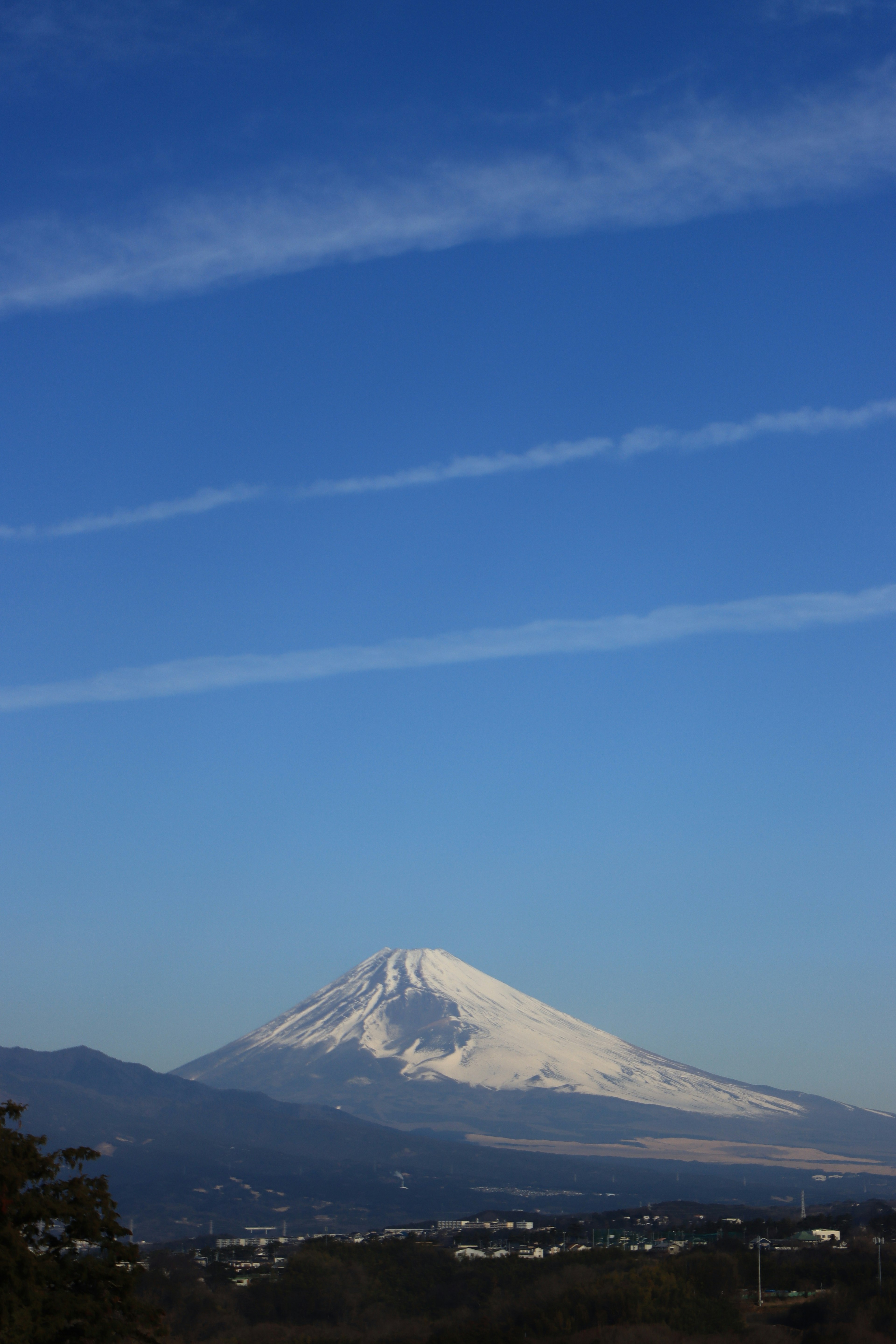 Schneebedeckter Mount Fuji unter klarem blauen Himmel