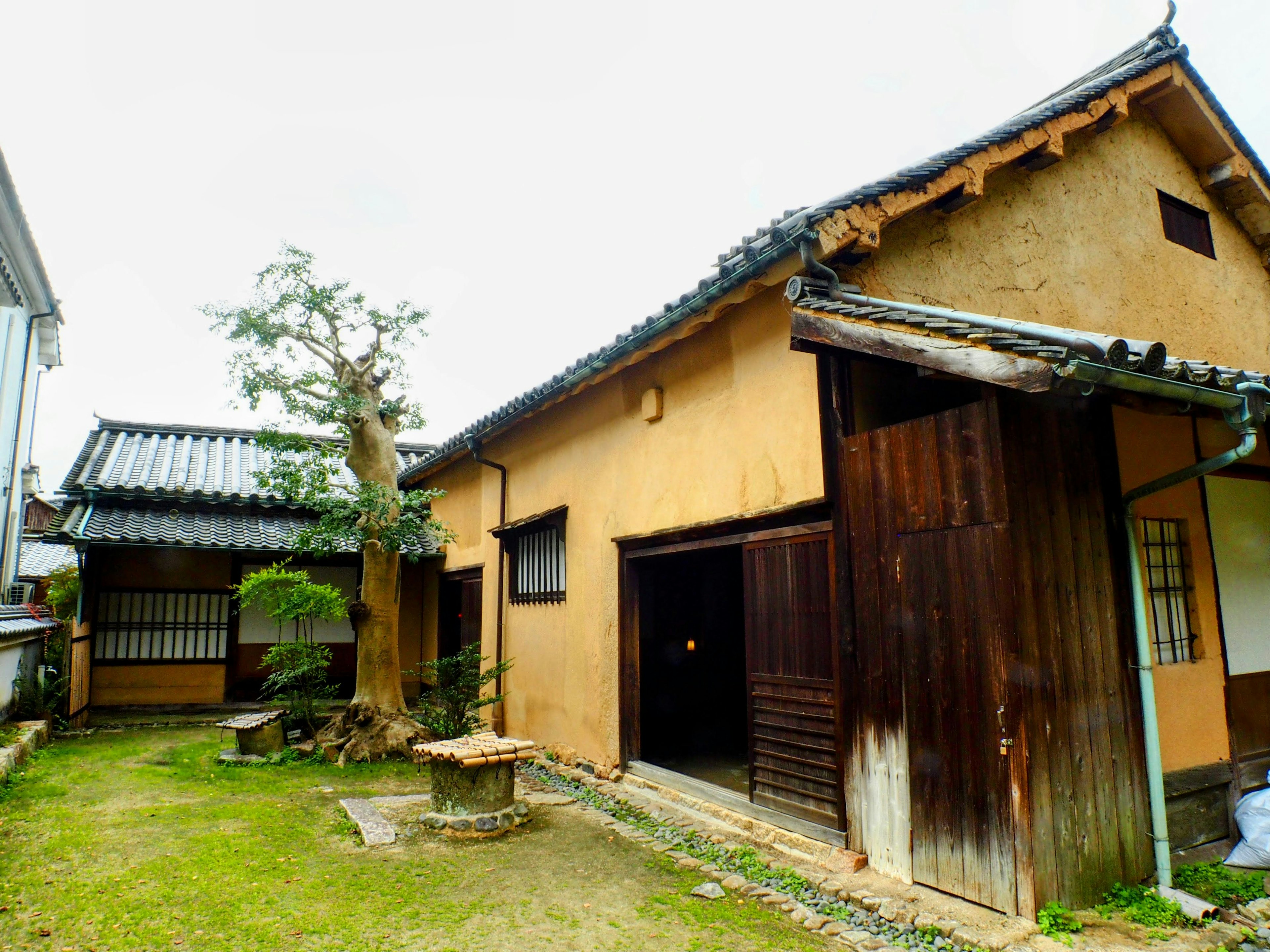 Vue extérieure d'une maison japonaise traditionnelle avec un jardin