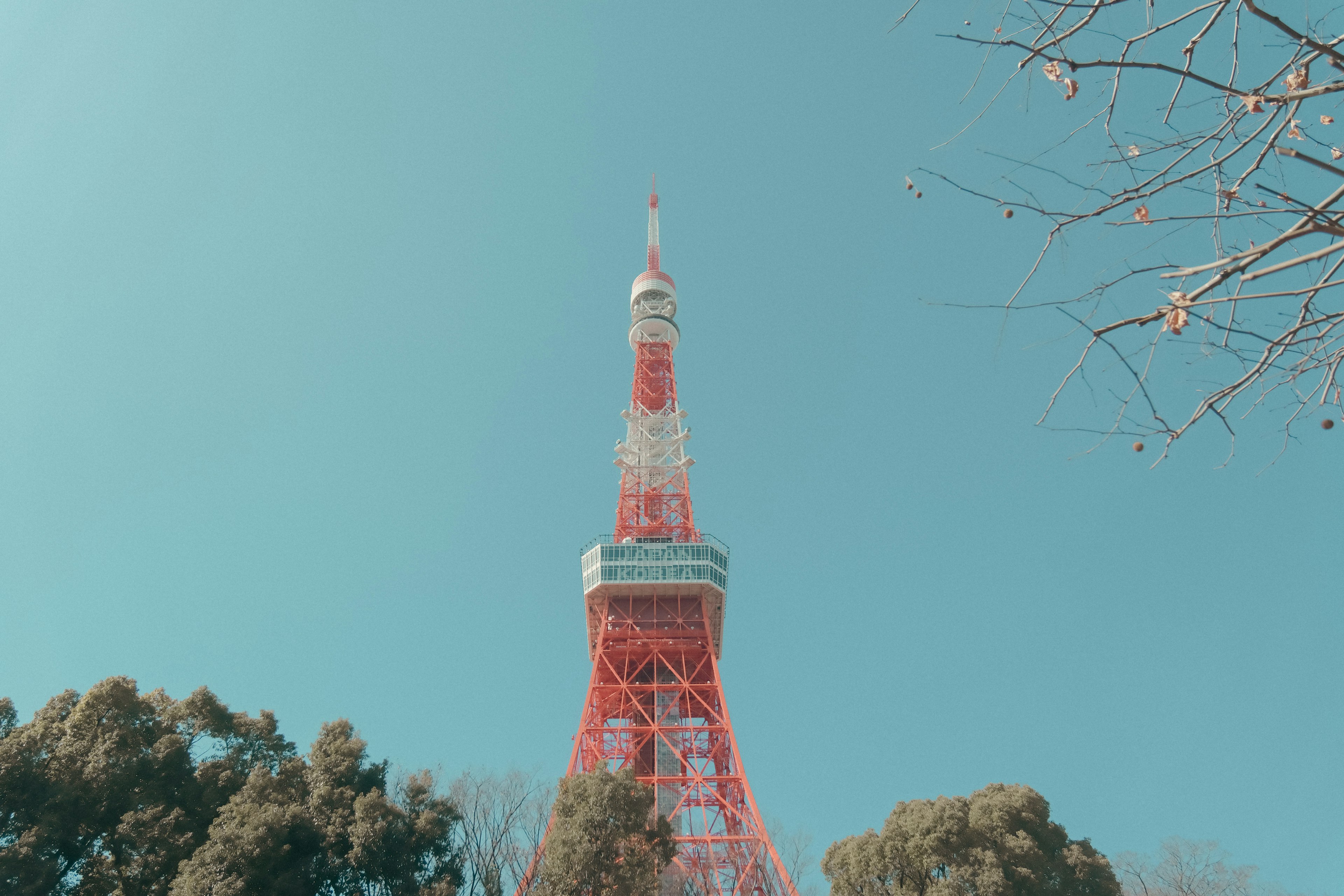 La structure rouge et blanche de la Tour de Tokyo se dresse sous un ciel bleu clair