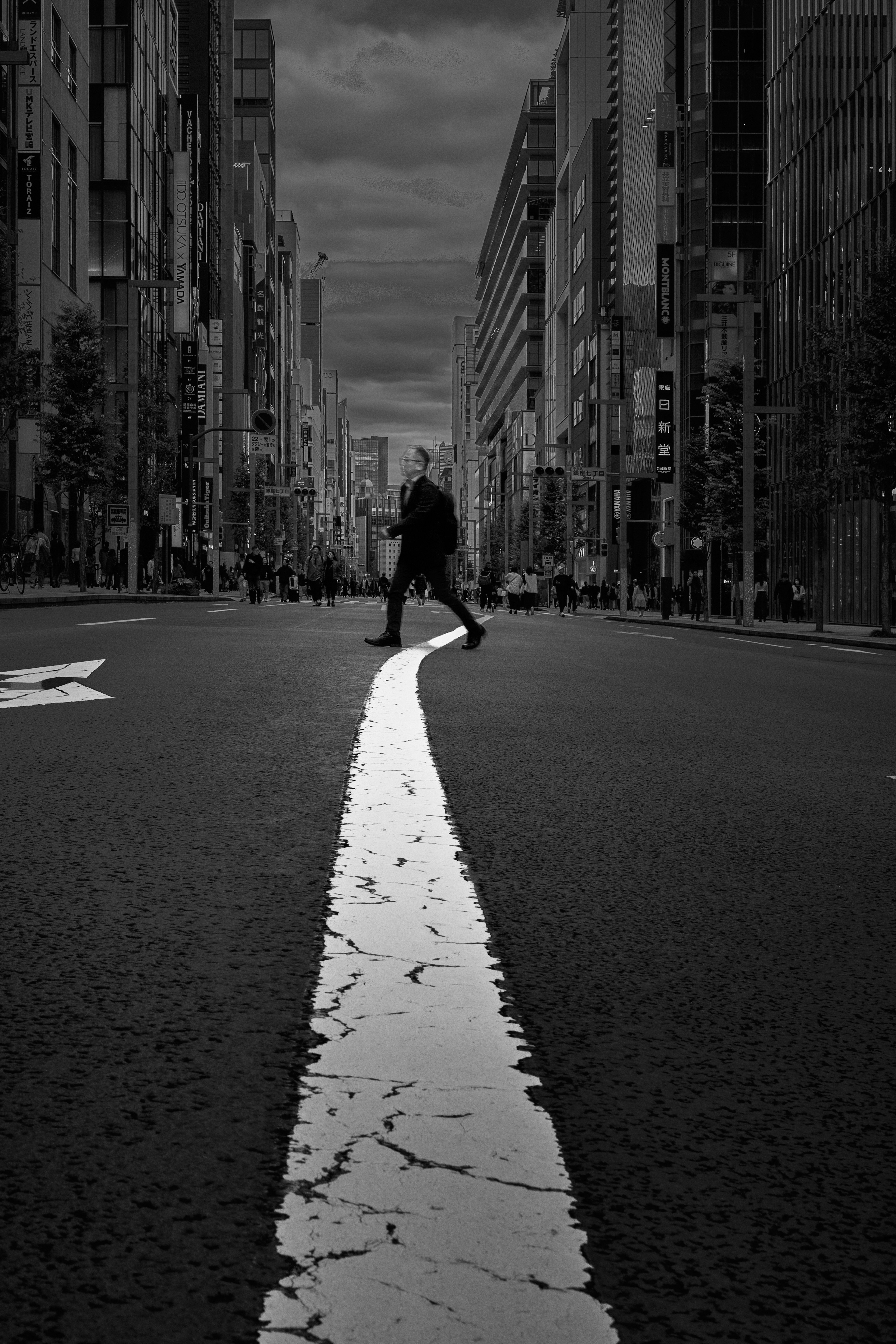 Silueta caminando sobre una línea blanca con rascacielos en un paisaje urbano en blanco y negro