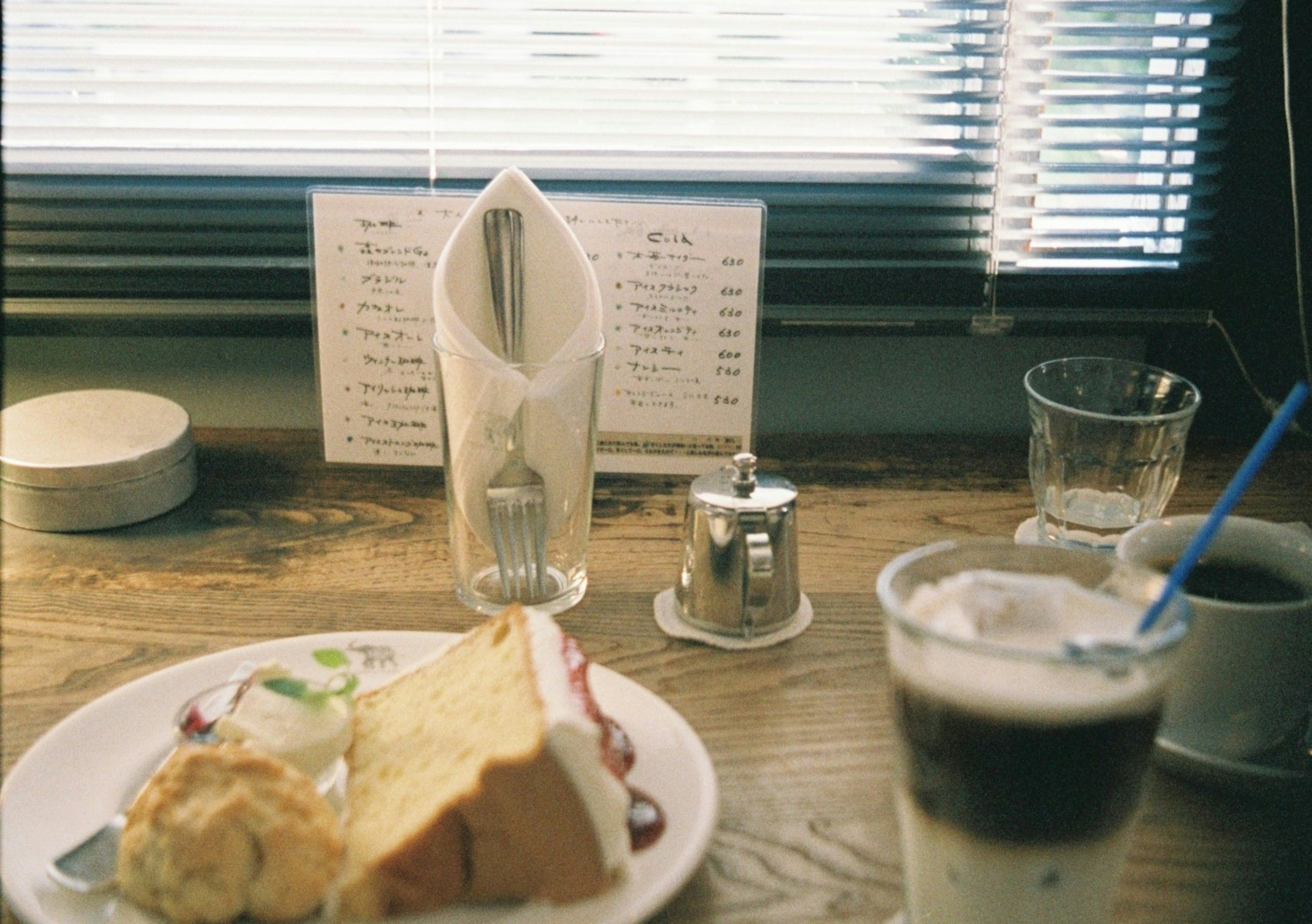 Un plato de comida y bebidas en una mesa de café