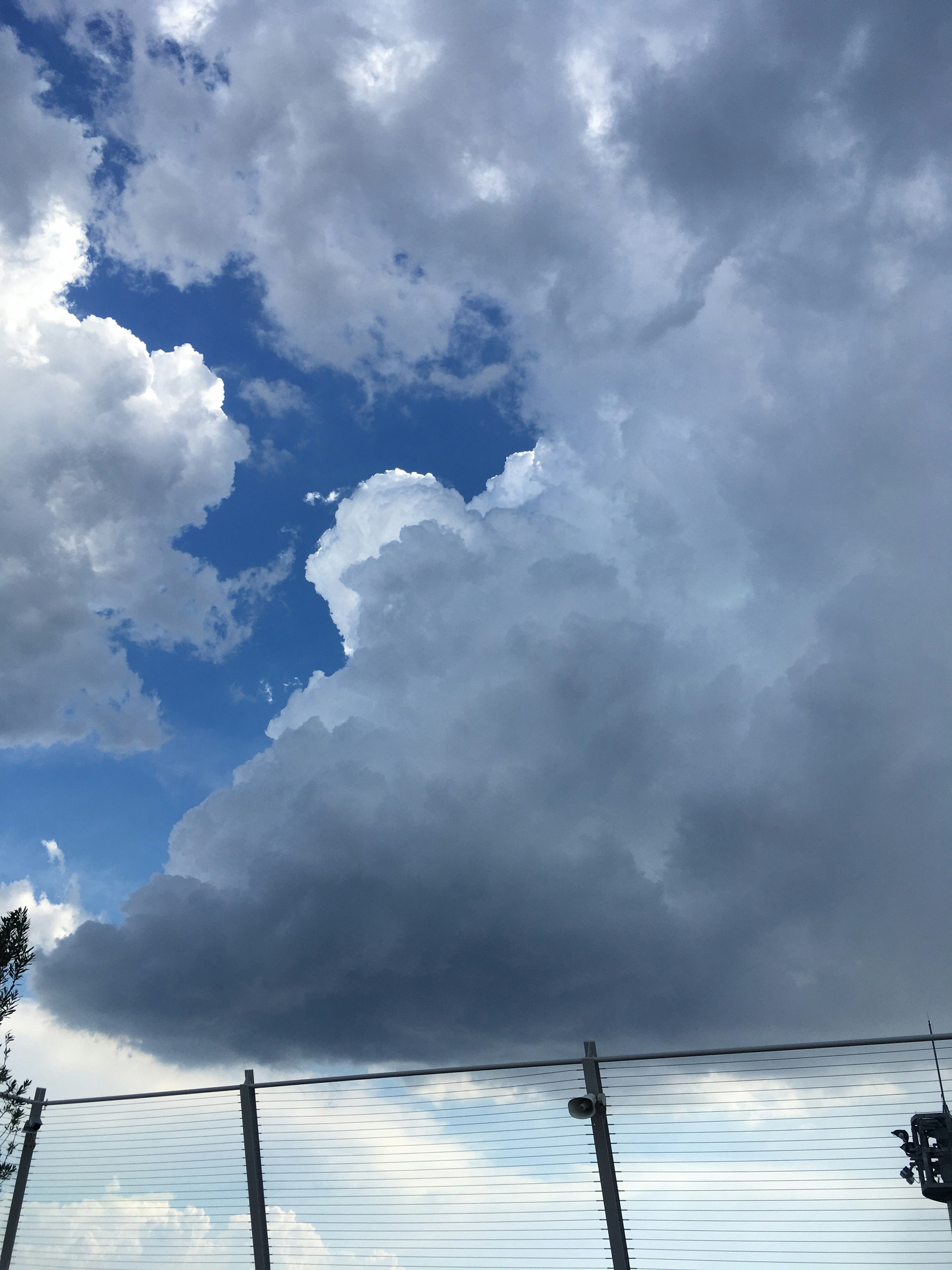 Bellissimo contrasto tra cielo blu e nuvole