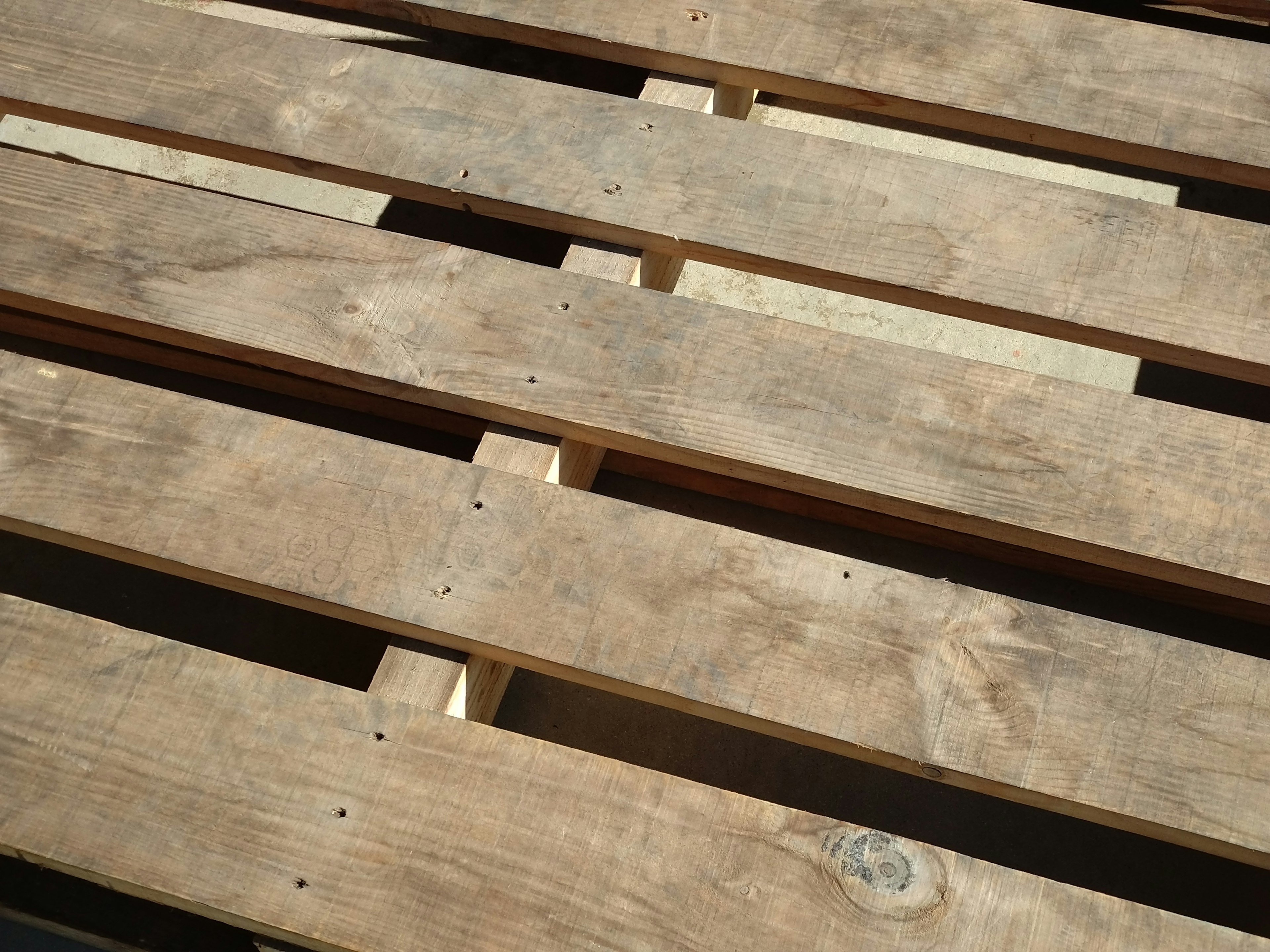 Primer plano de la superficie de un pallet de madera