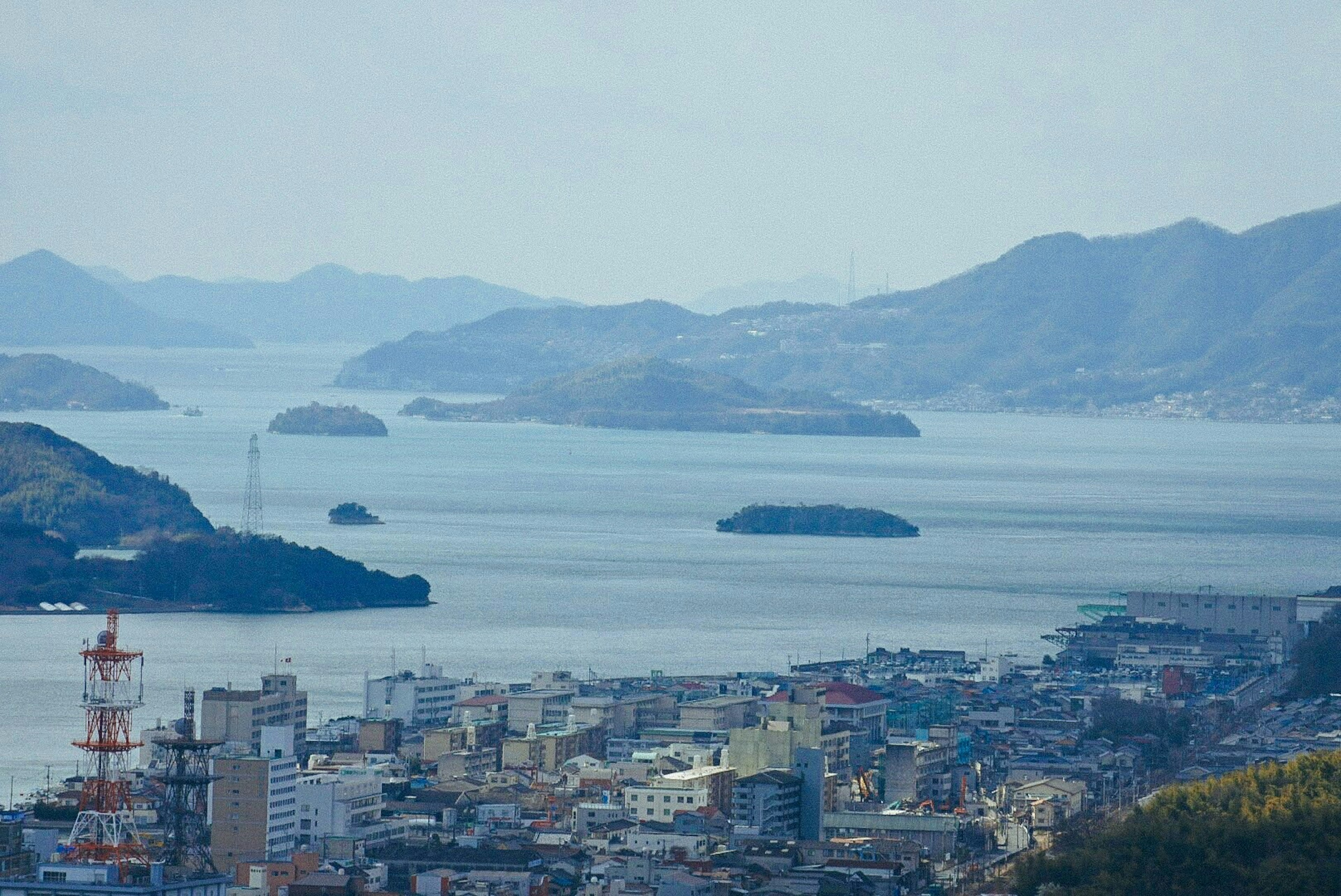 Vista della città con vista sul mare e sulle isole