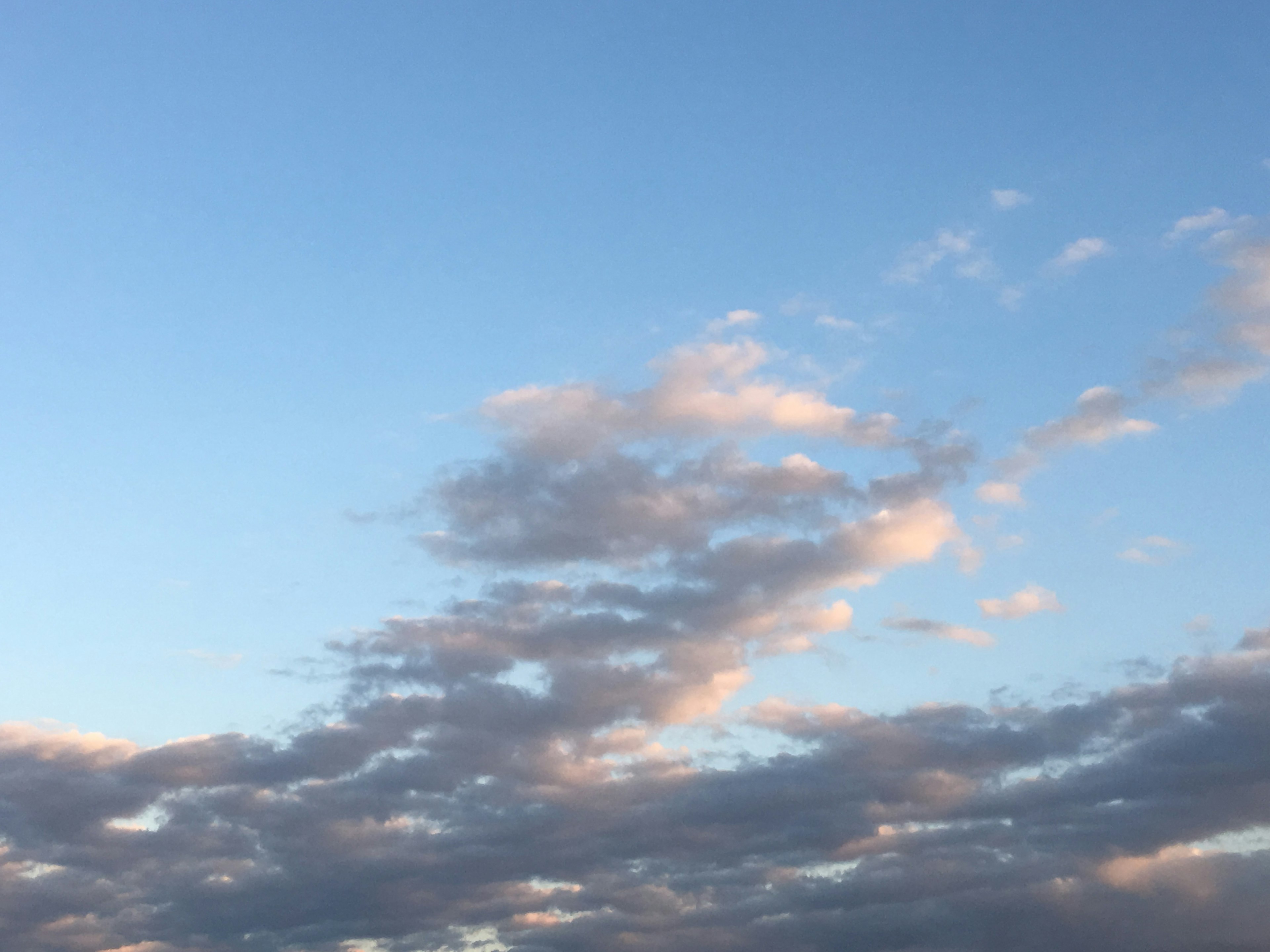 Nubes suaves en un cielo azul