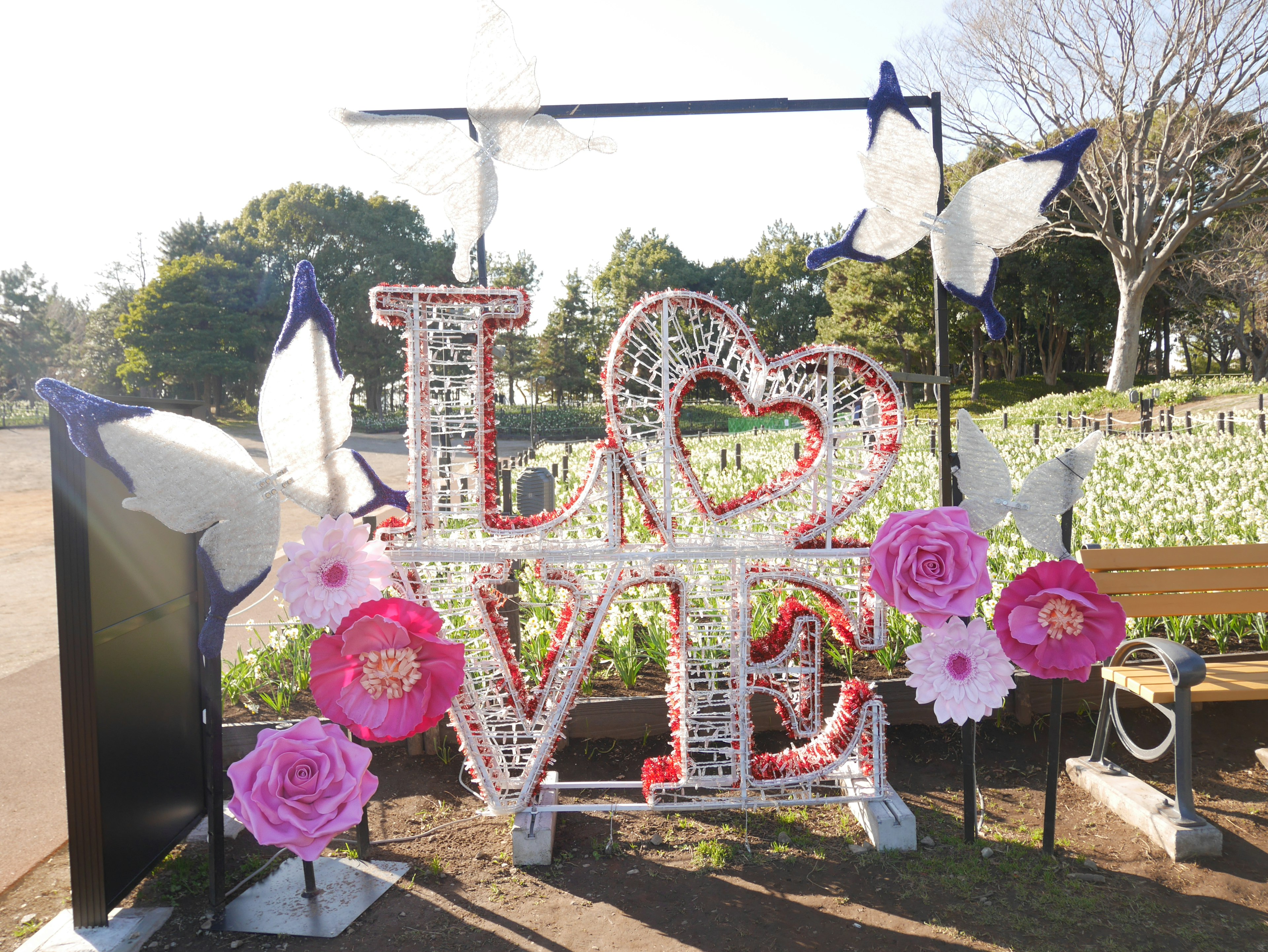 公園にある装飾的な「LOVE」の文字と色とりどりの花々