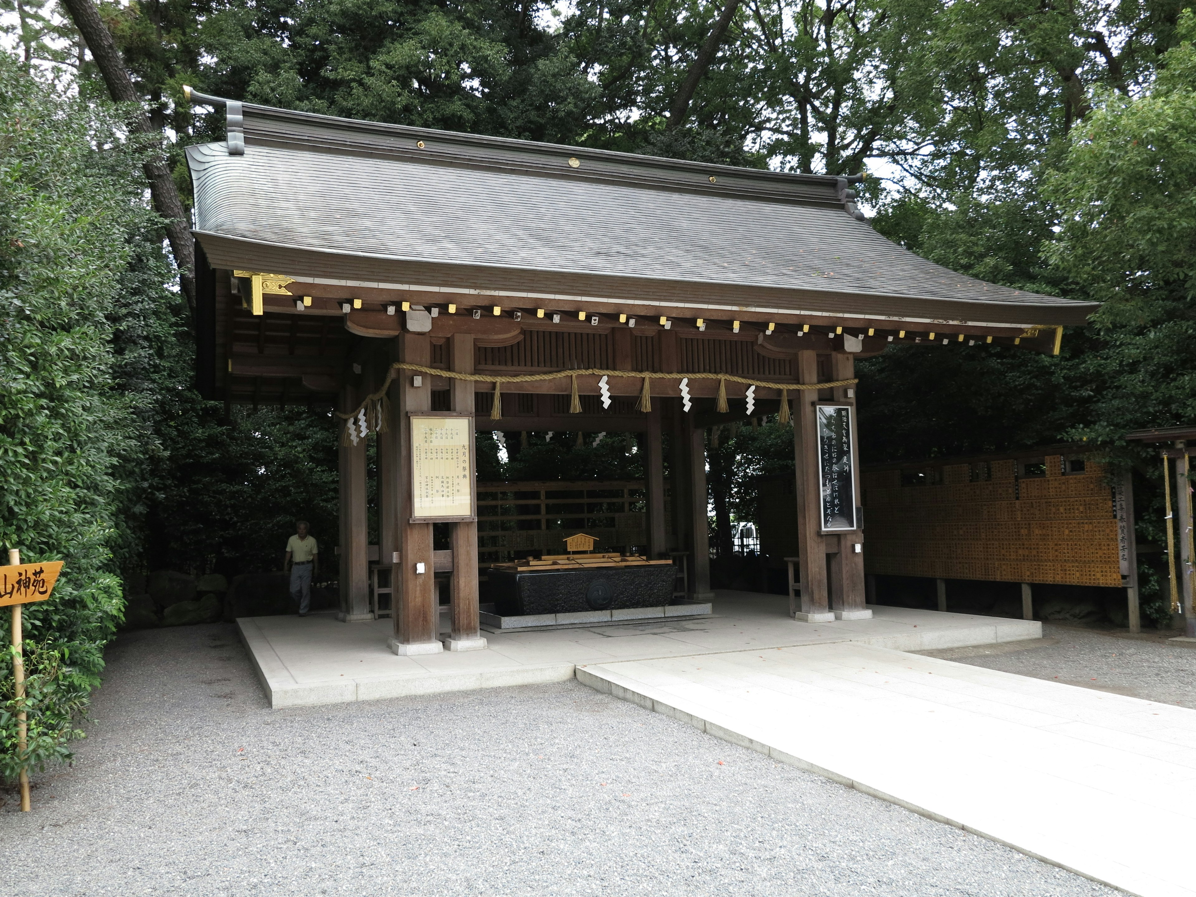 神社の伝統的な建物が見える静かな環境