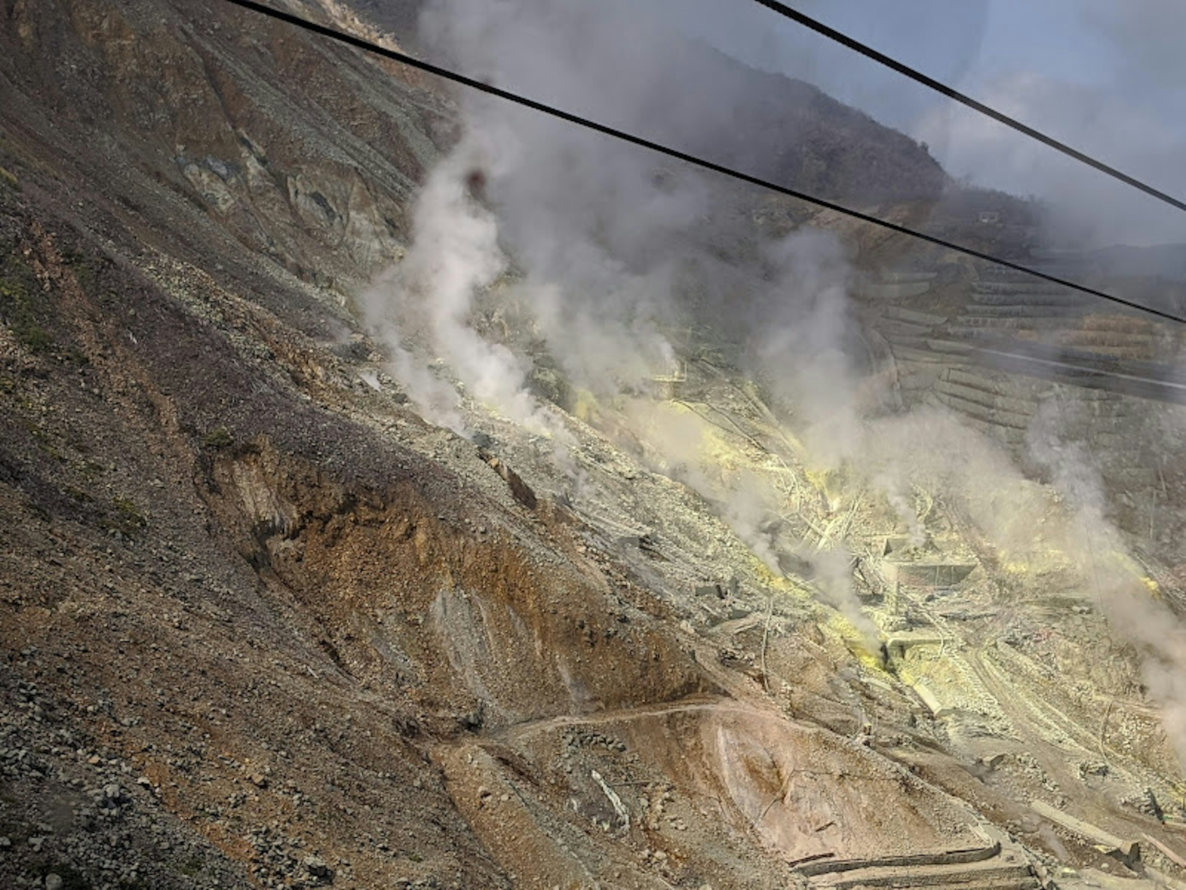 Paisaje de montaña de azufre que emite humo