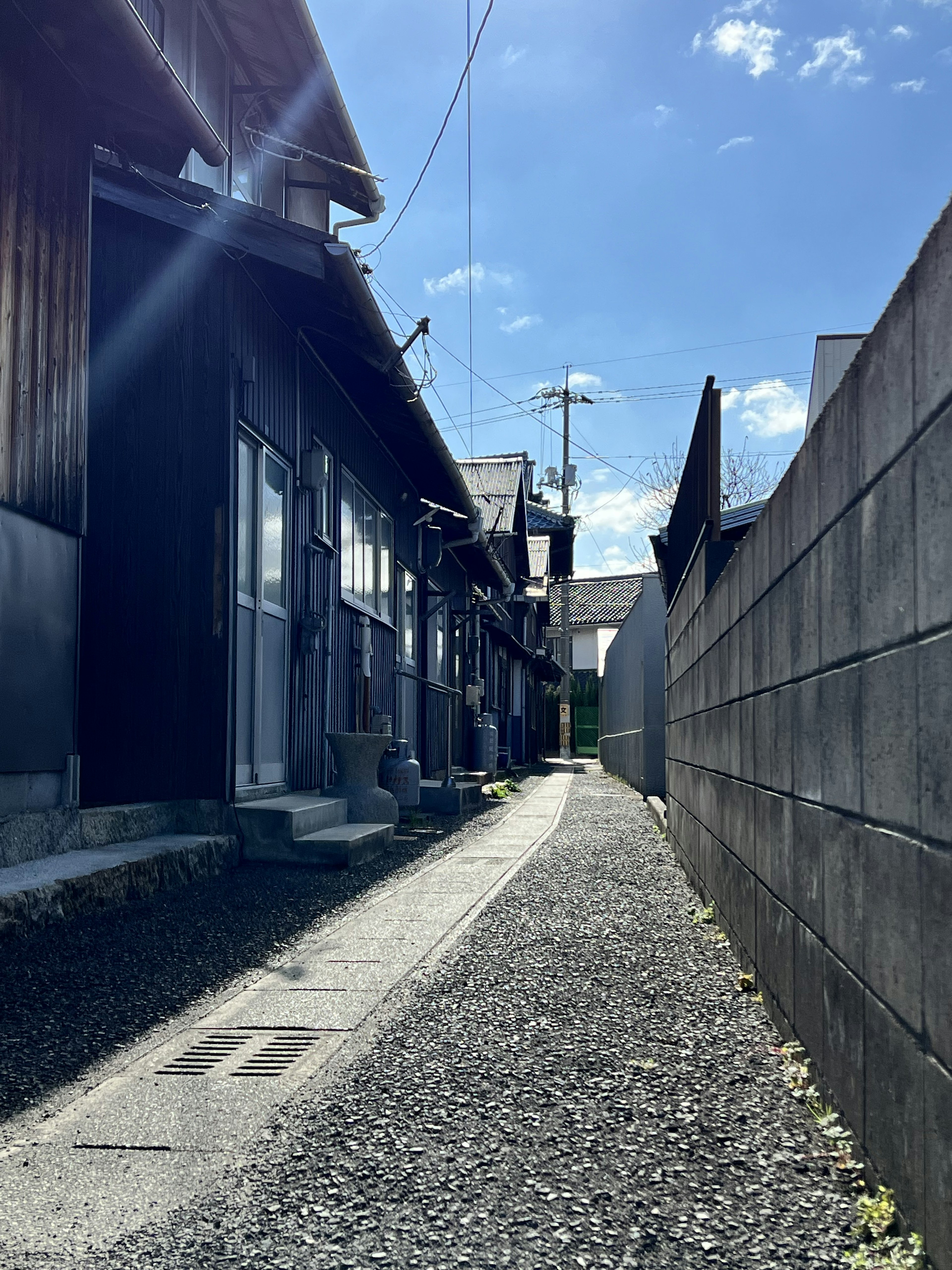 Callejón estrecho con casas de madera tradicionales a ambos lados