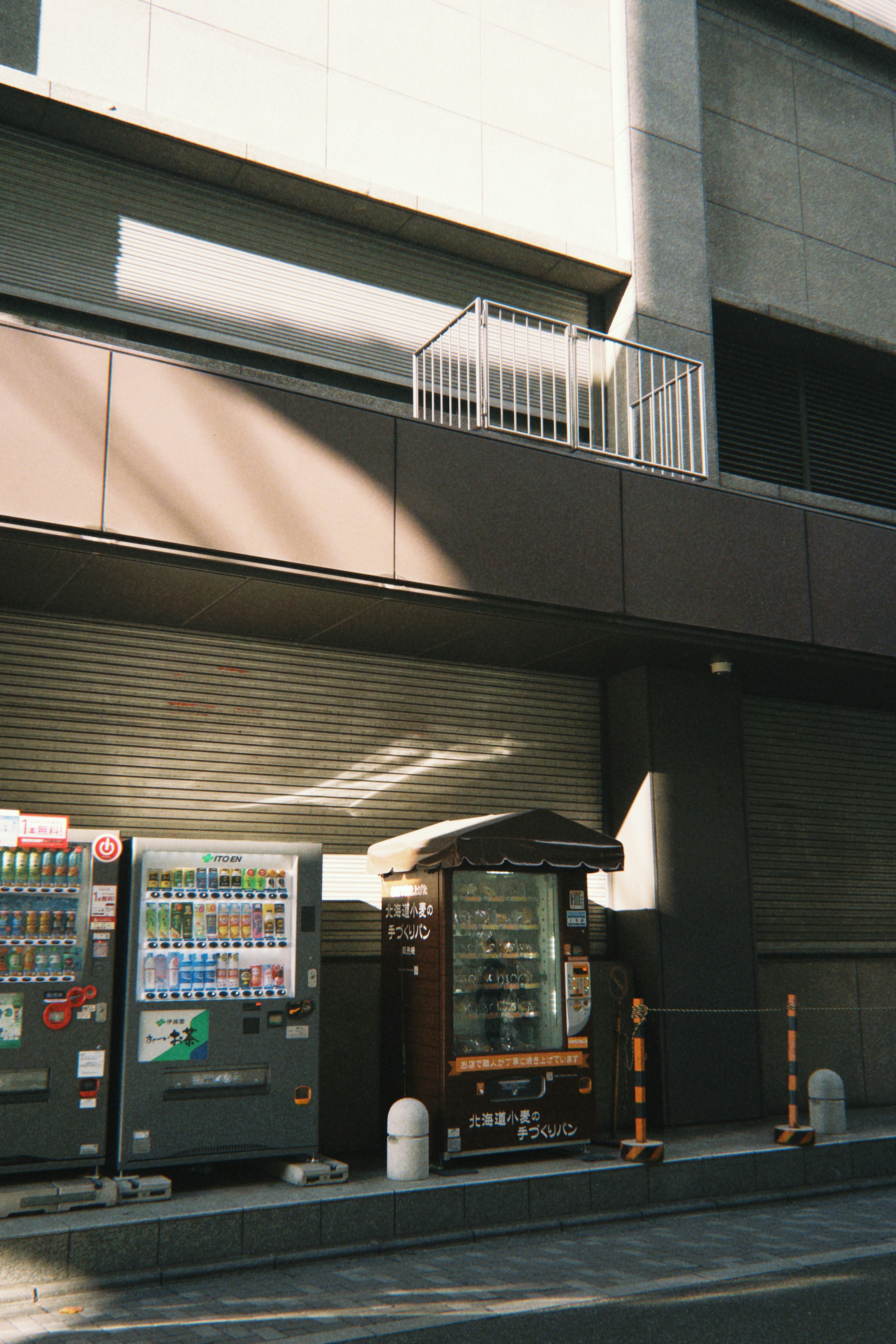 Urban scene featuring vending machines and a small kiosk