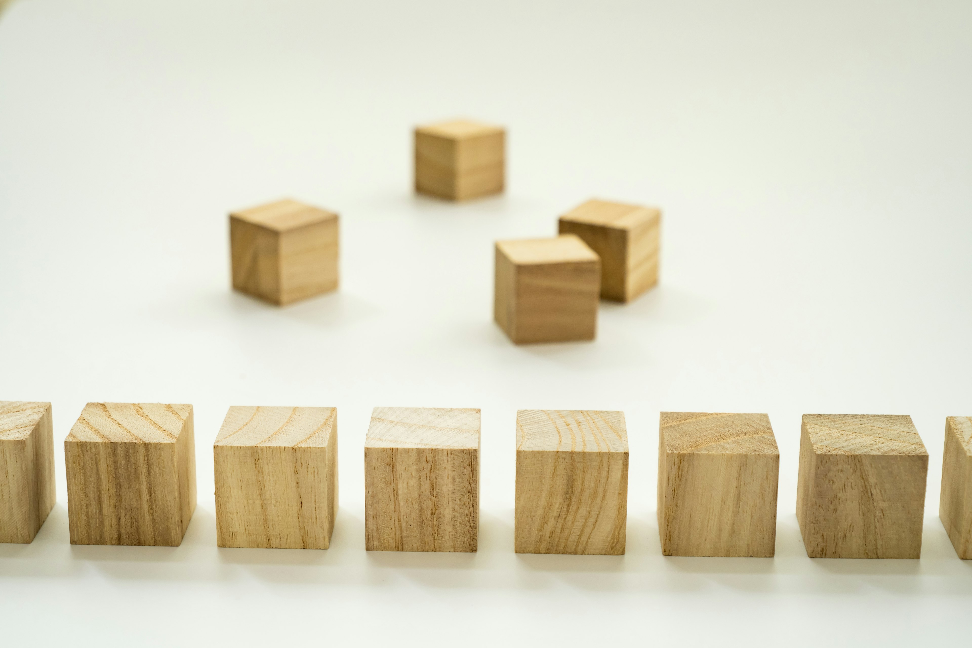 Une image simple de cubes en bois disposés en ligne