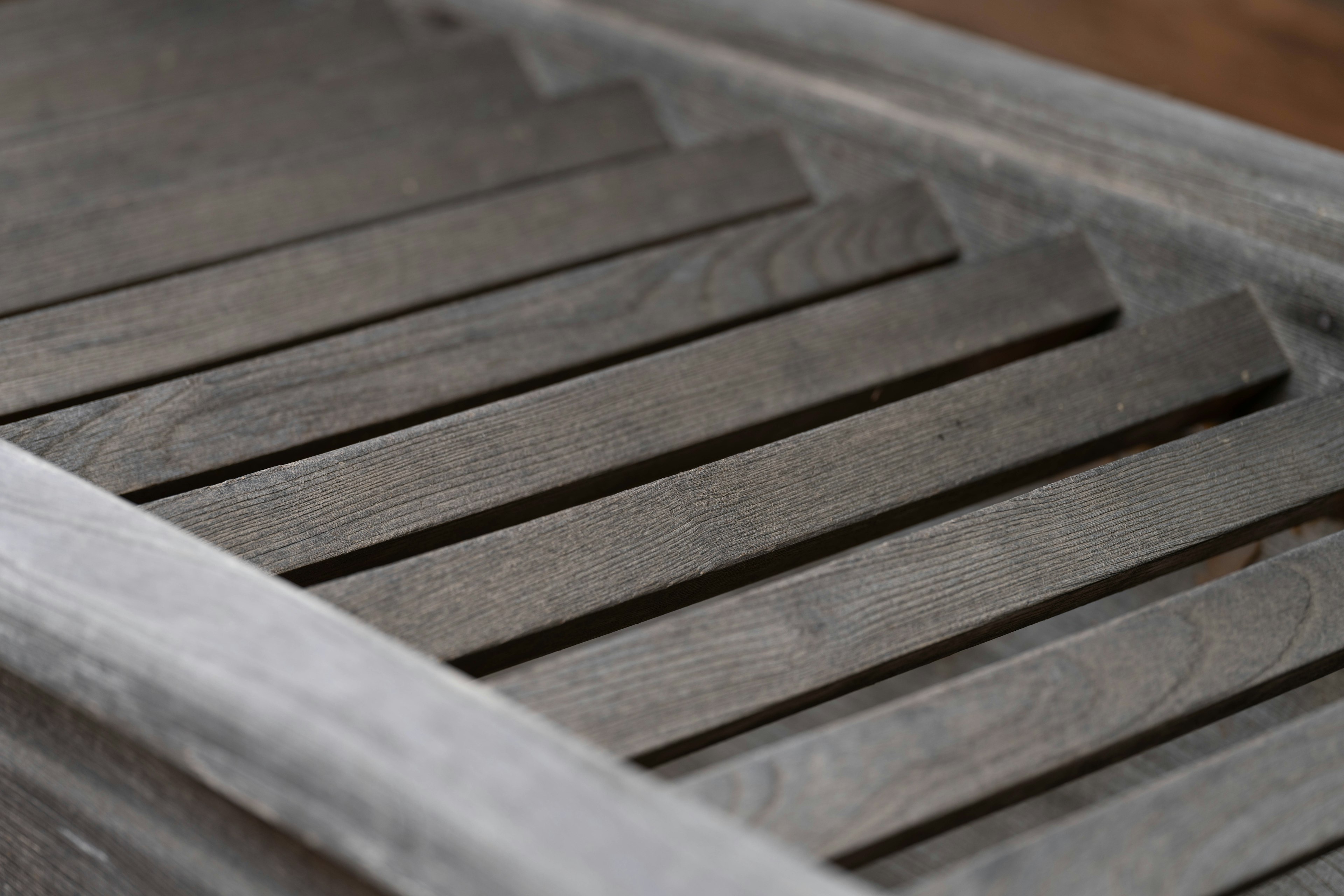 Nahaufnahme einer Holztreppe mit grauen Planken