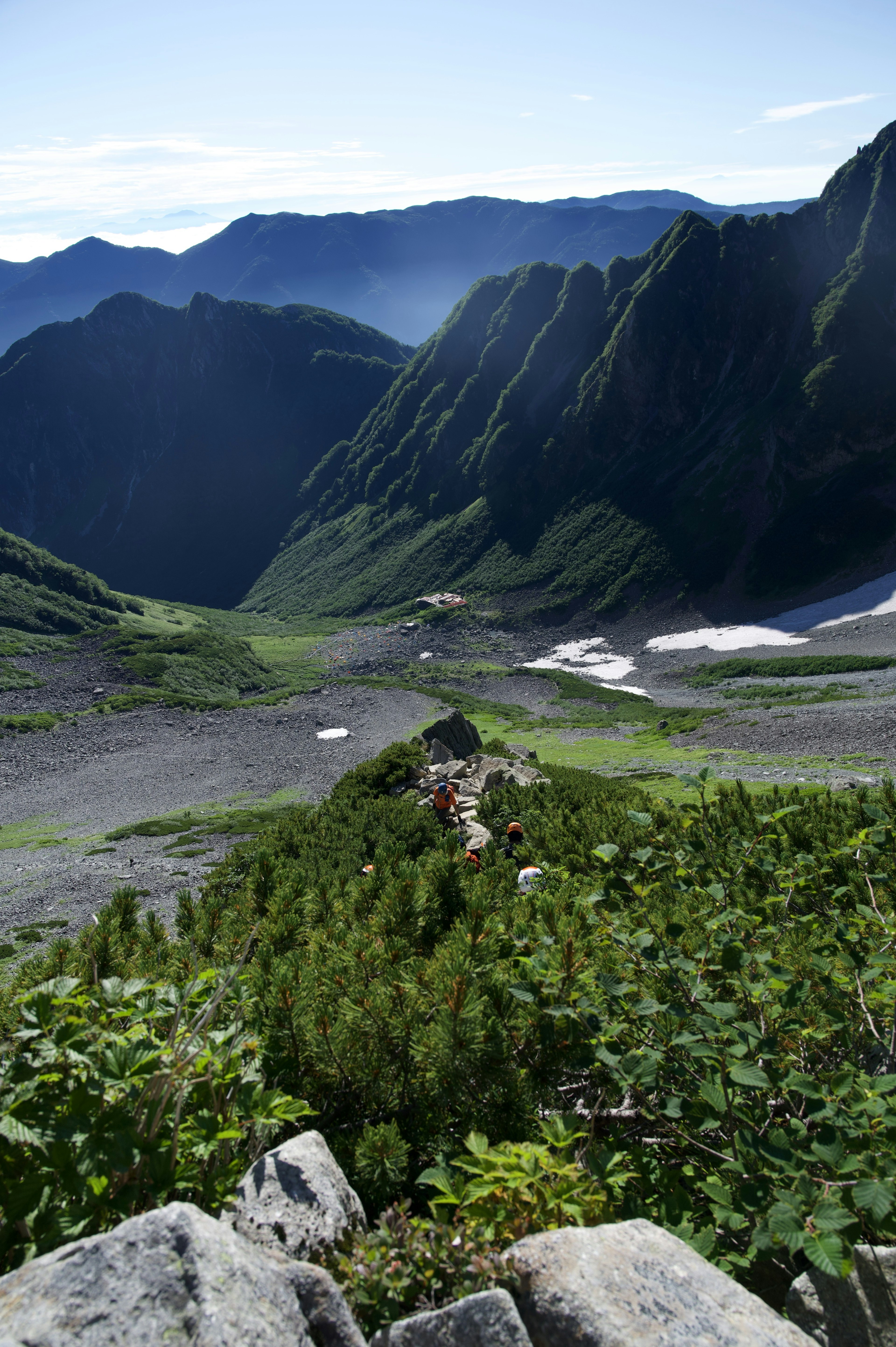 緑豊かな山の風景と谷の景観が広がる