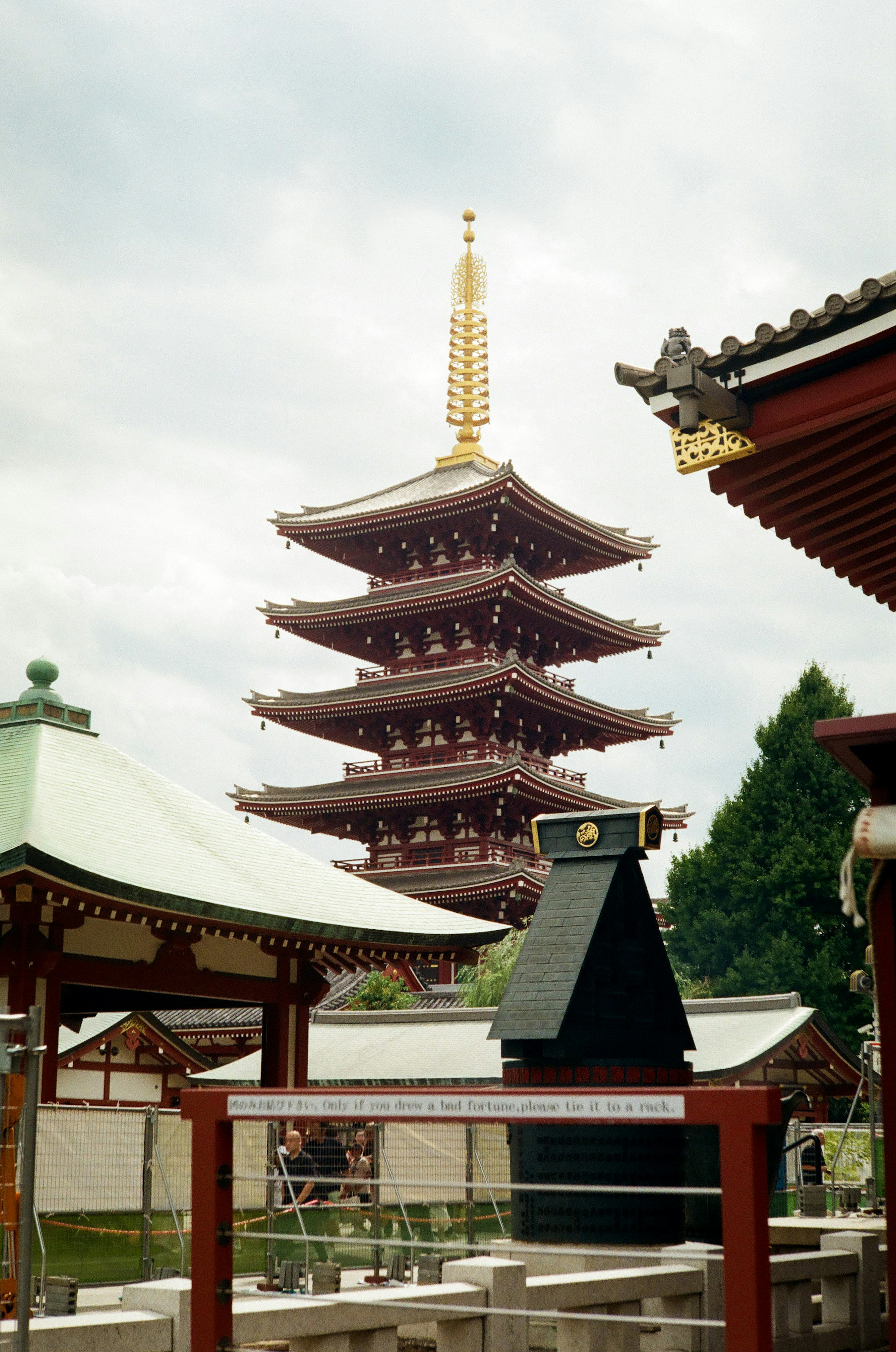 Pemandangan pagoda lima tingkat dikelilingi bangunan tradisional