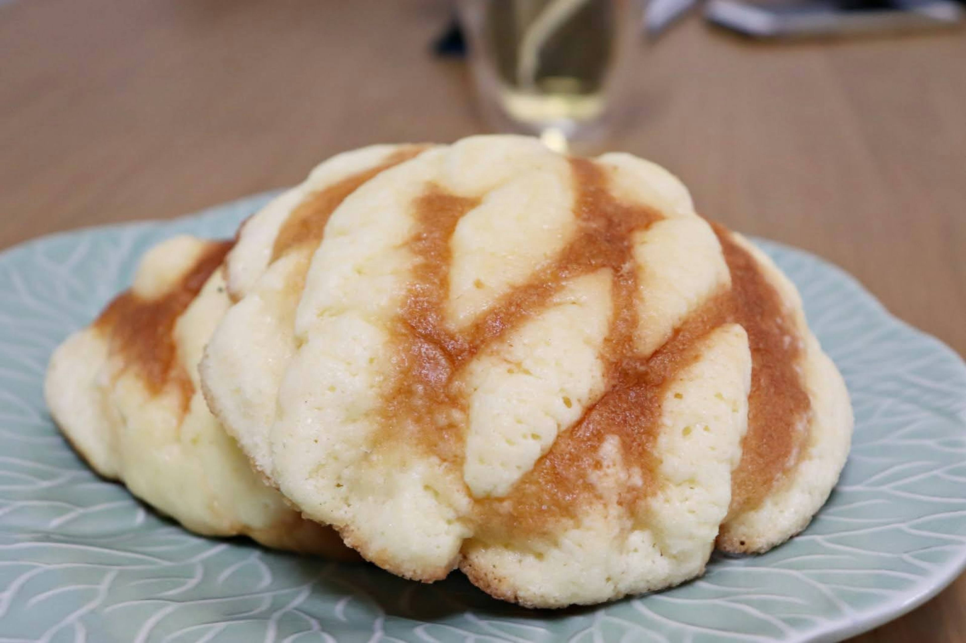 Dessert de pain sucré présenté sur une assiette