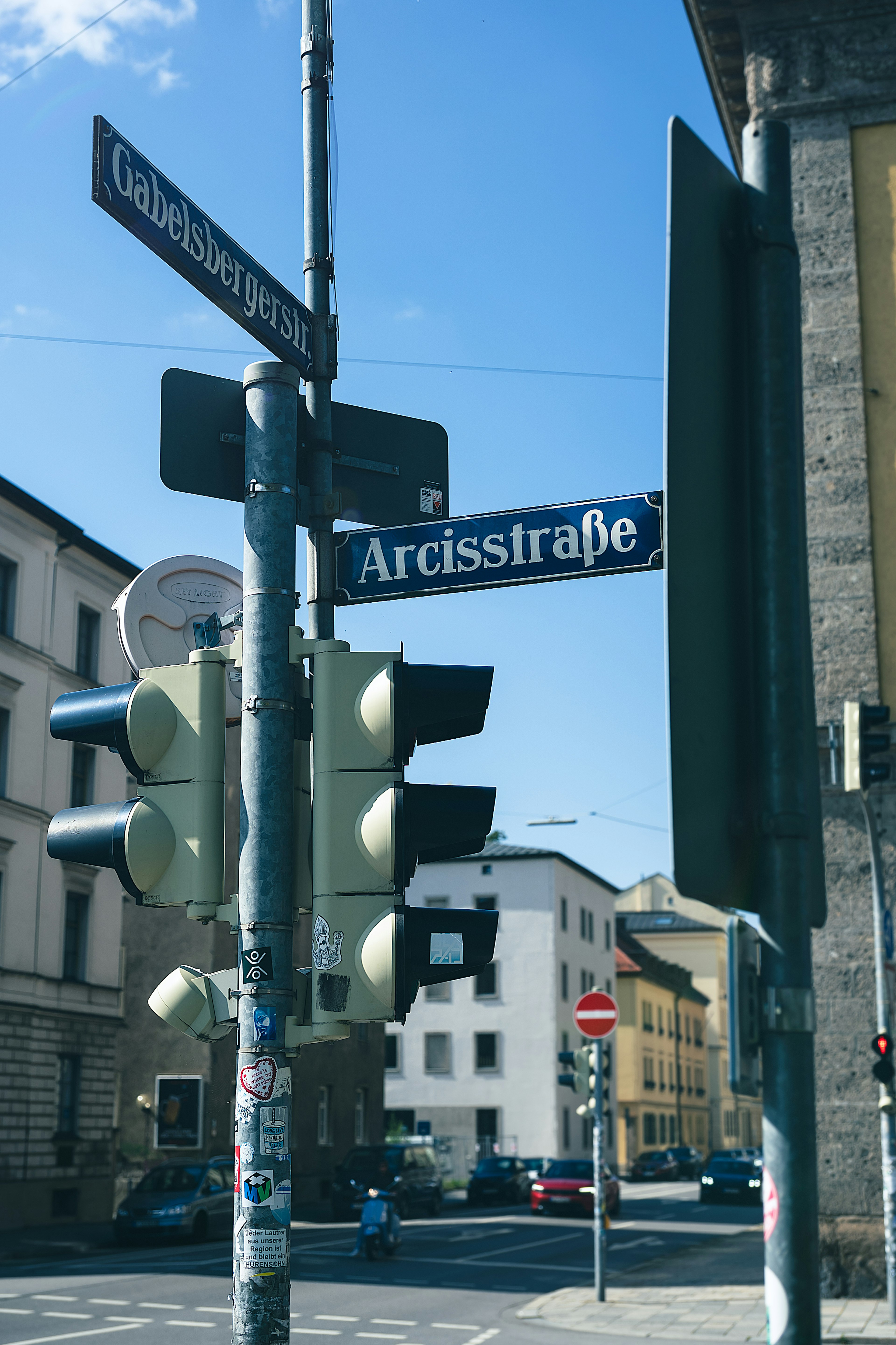 Angolo di strada con semaforo e insegna per Ardsstraße