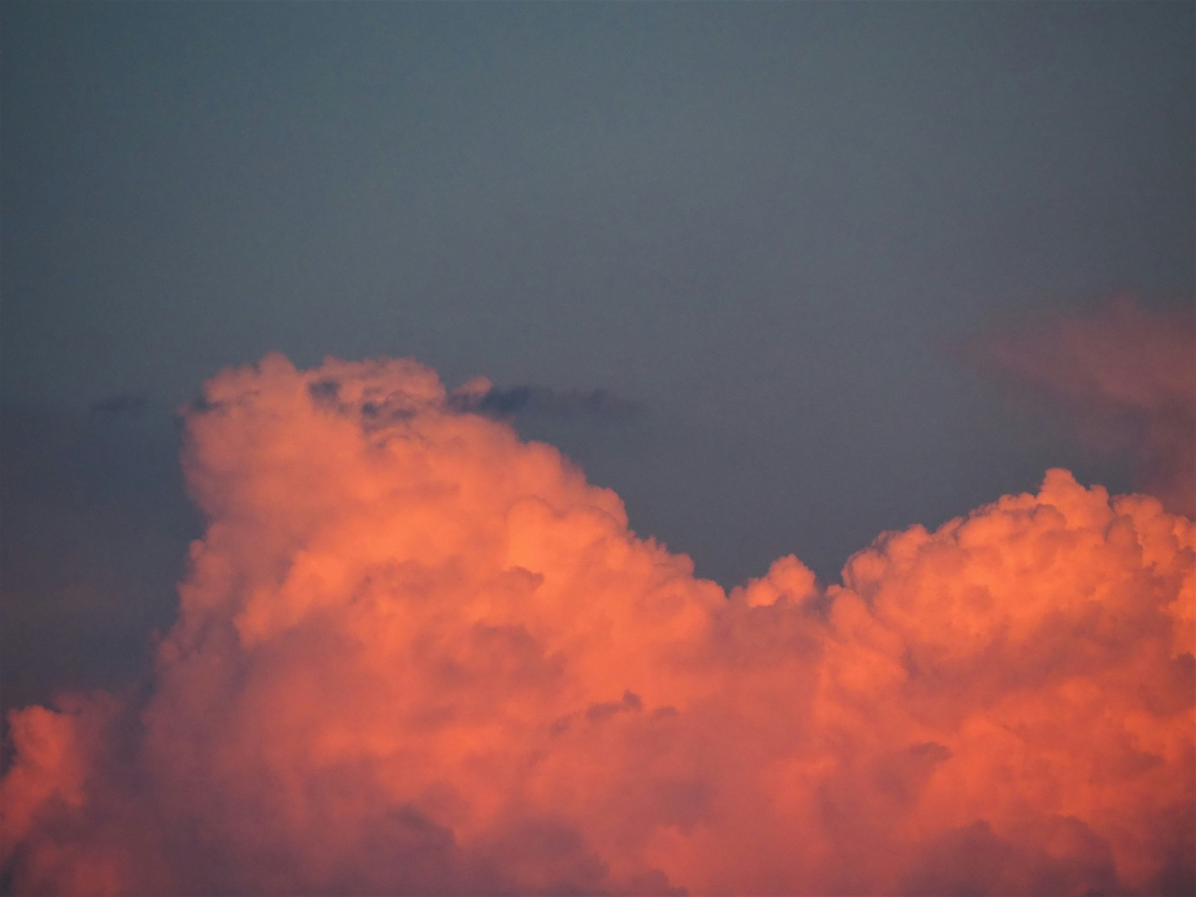 夕焼けのオレンジ色の雲が浮かぶ空