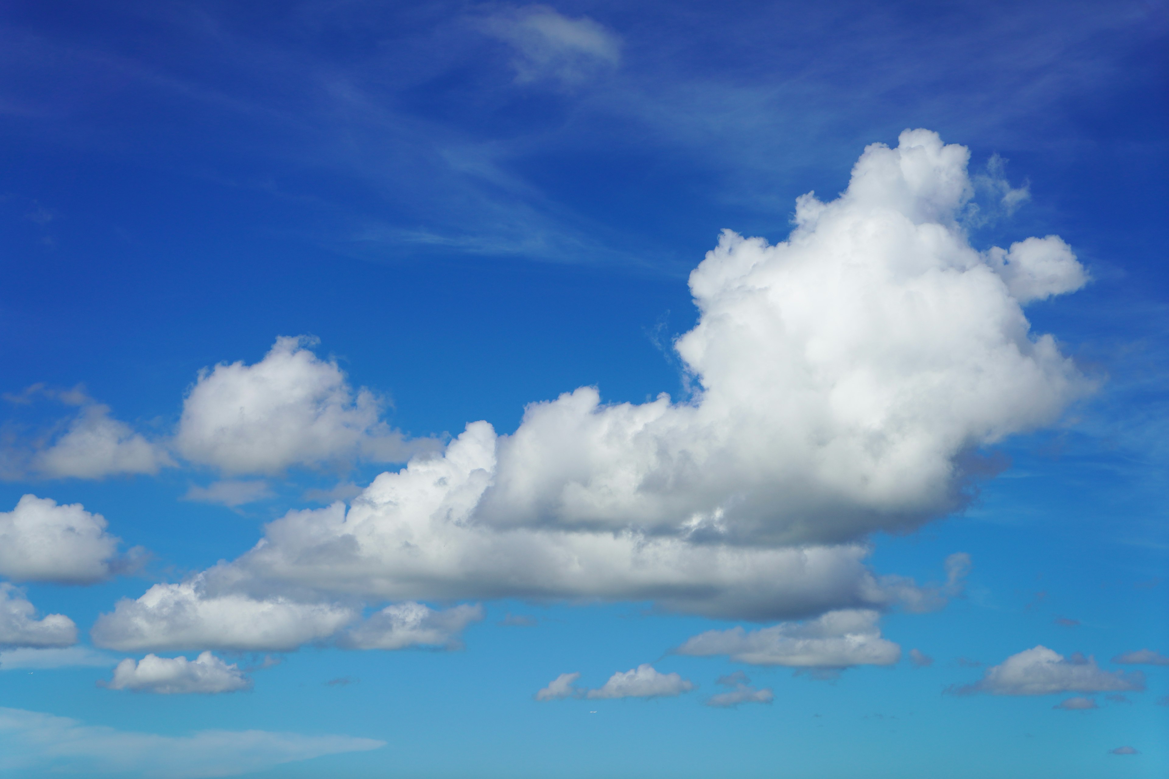 Pemandangan awan putih yang mengapung di langit biru