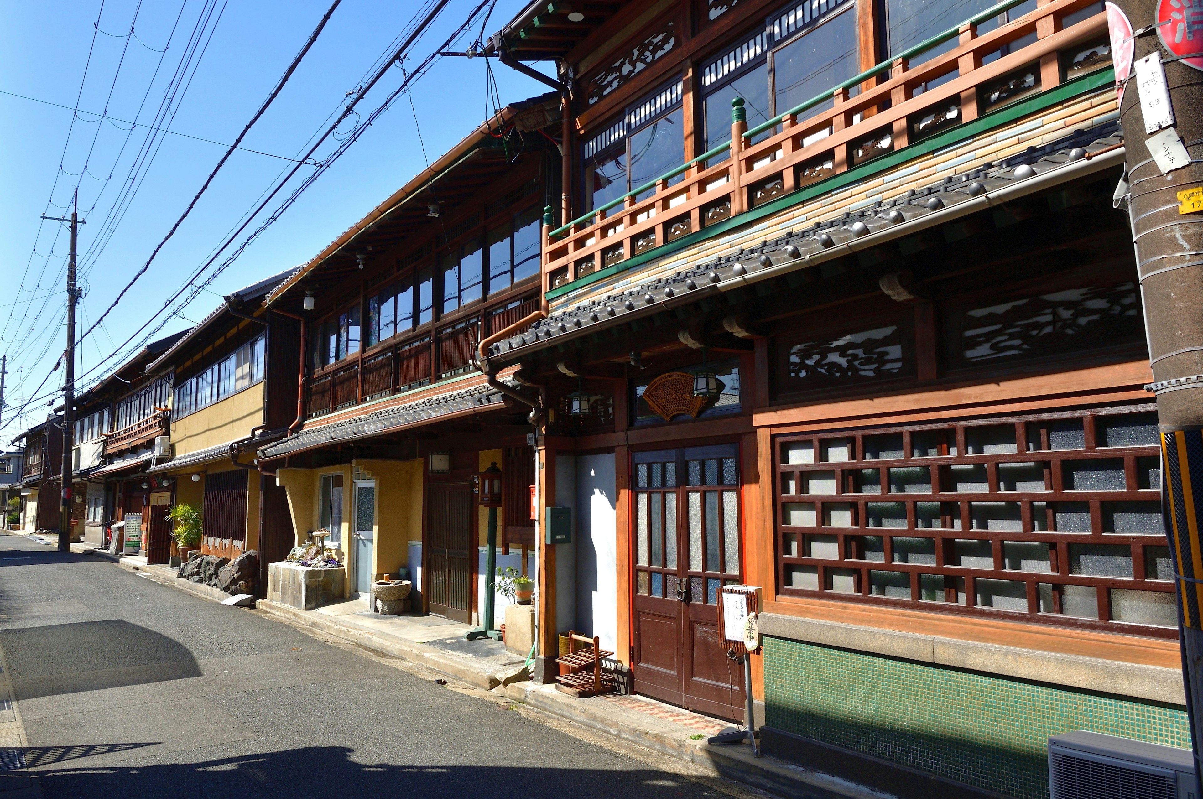 伝統的な日本の建物が並ぶ静かな通りの風景