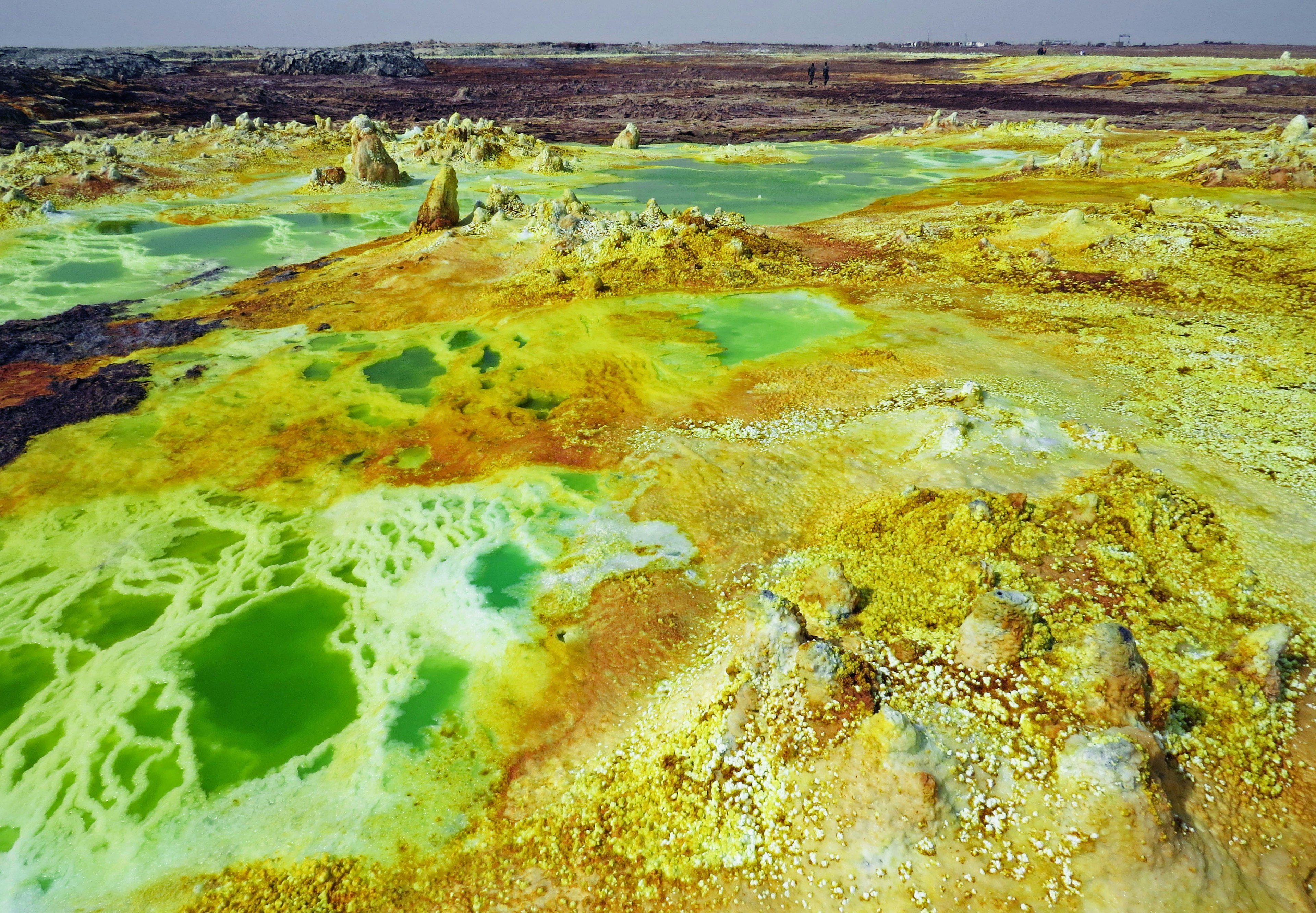 Bunte Oberfläche der Danakil-Wüste mit grünen Becken