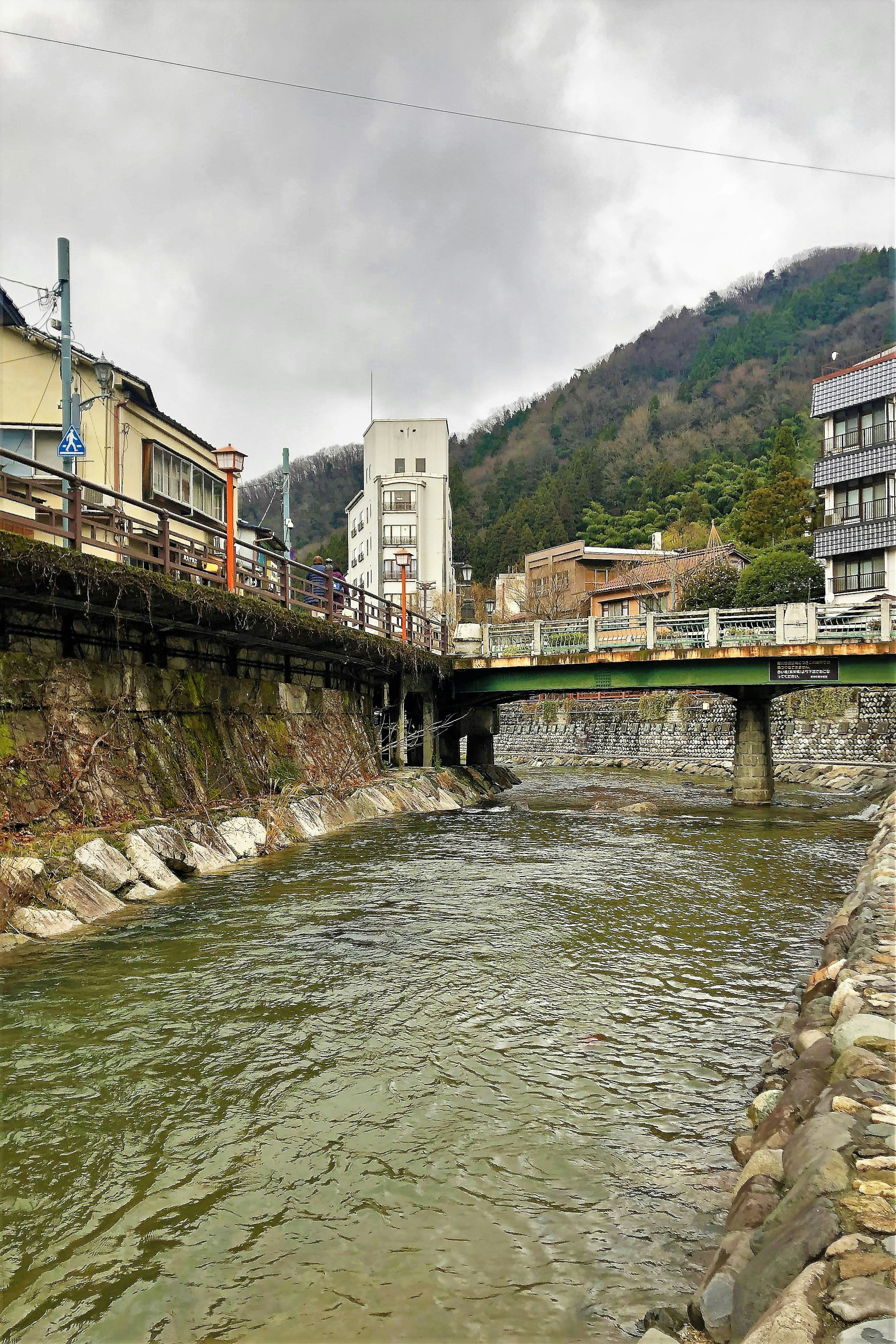 ทิวทัศน์ที่สวยงามของแม่น้ำเงียบสงบพร้อมสะพานในเมือง